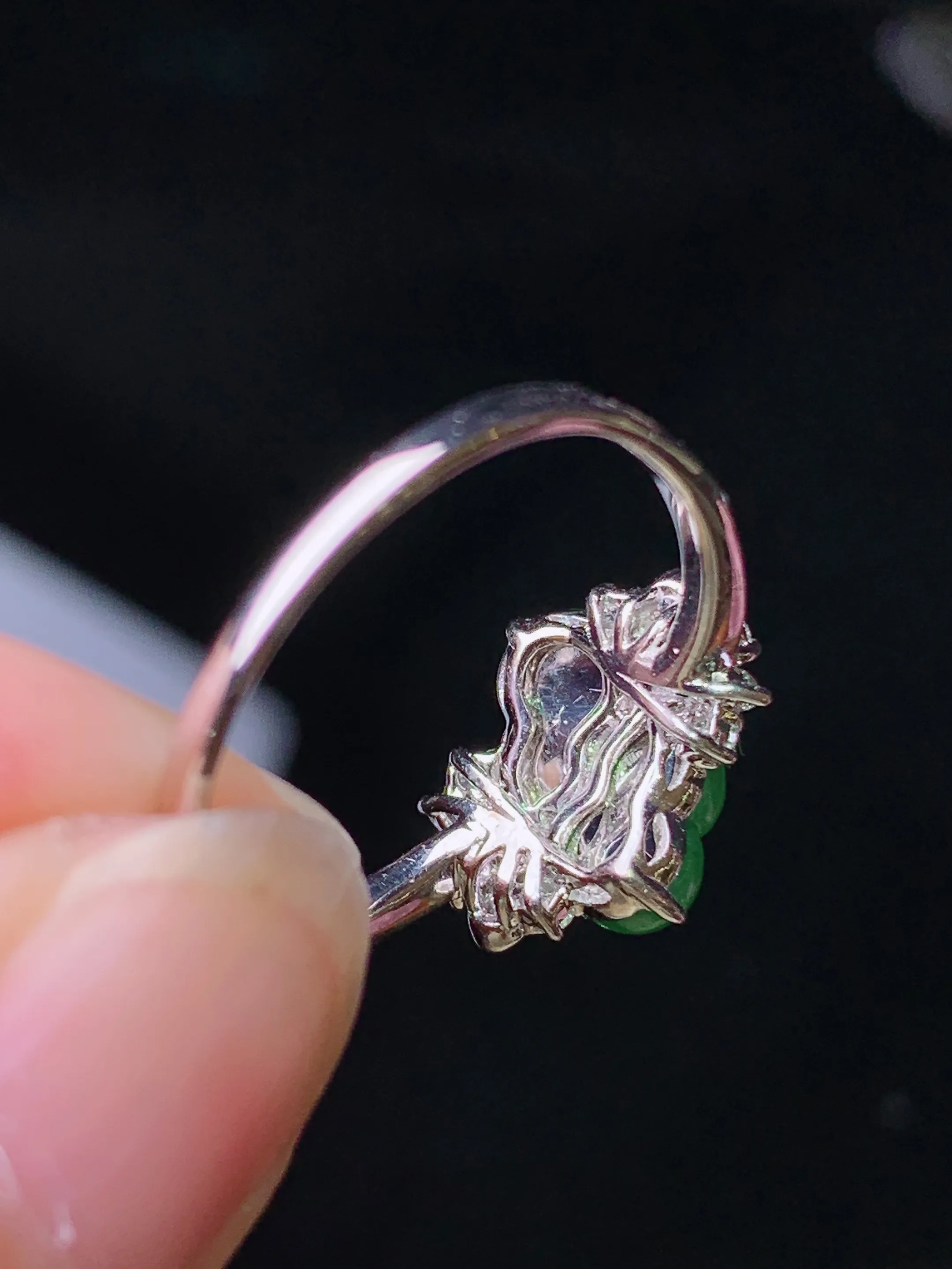 18k金钻镶嵌翠绿葫芦戒指 玉质细腻 色泽清新艳丽 圈口14.5 整体尺寸7.5*4.3*3