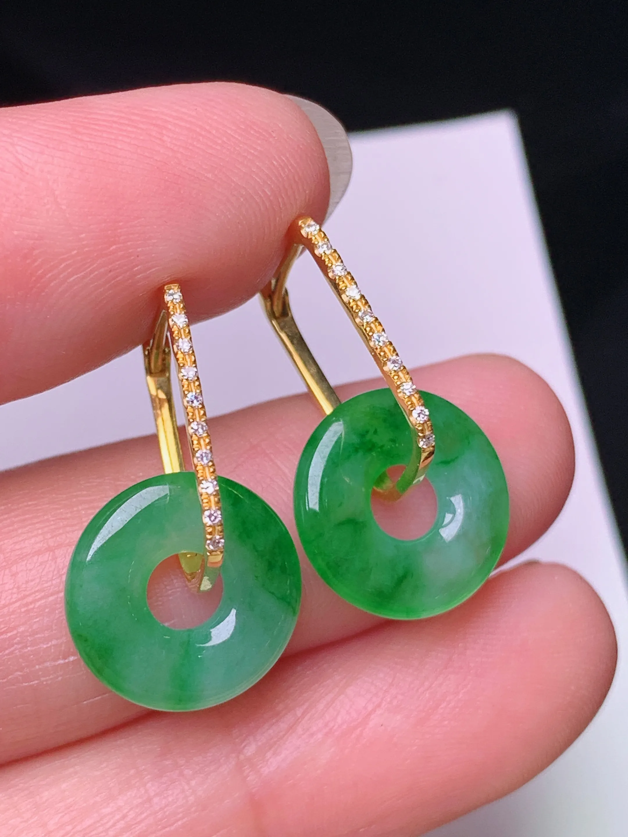 18k金钻镶嵌翠绿平安扣耳坠 玉质细腻 色泽清新艳丽 整体尺寸21.6*12.5*2.5