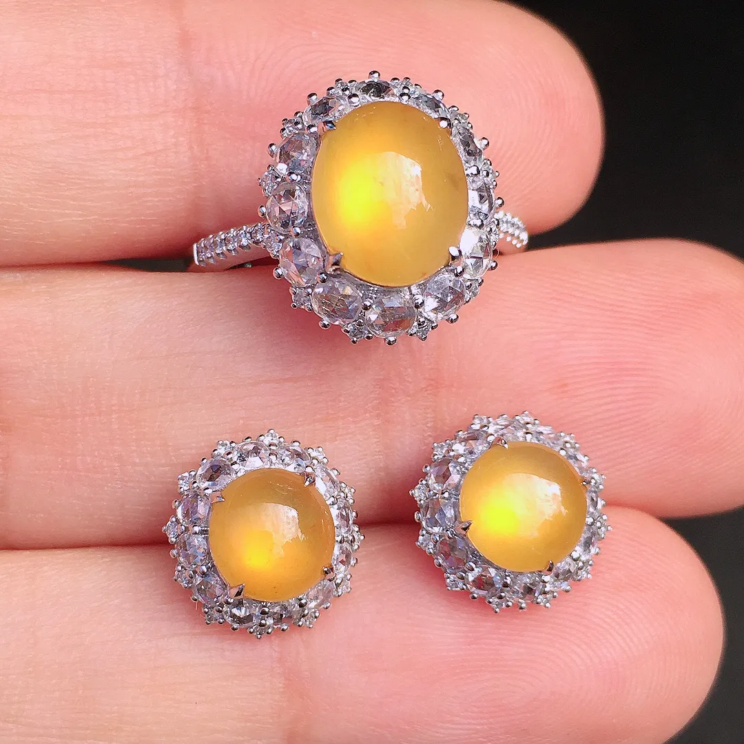 黄翡蛋面套装（戒指+耳钉），色泽均匀艳丽，玉质细腻，荧光感超
强，饱满圆润，尽显优雅气质，18k
金