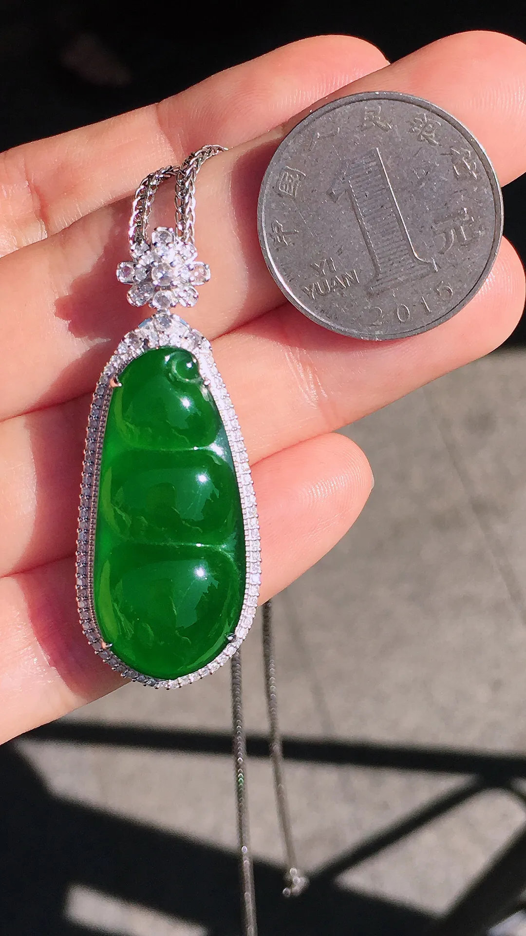 满绿福豆吊坠，色泽均匀浓郁，玉质细腻，荧光感超
强，饱满圆润，尽显优雅气质，18k
金豪华镶嵌