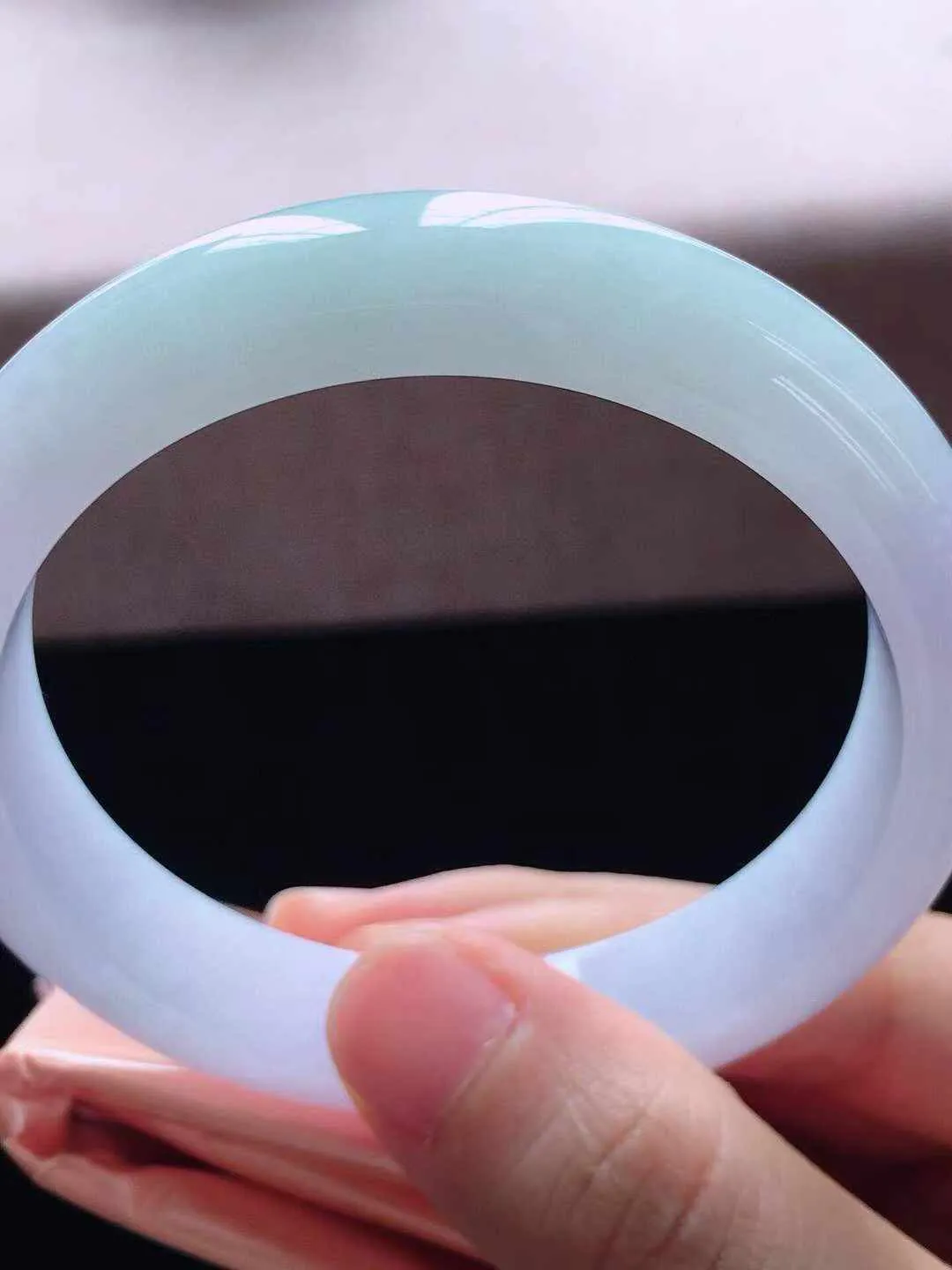 【翡翠名称】老种紫罗兰58正圈口翡翠手镯
【翡翠尺寸】58*13*8mm适合57-59正圈口佩戴
【