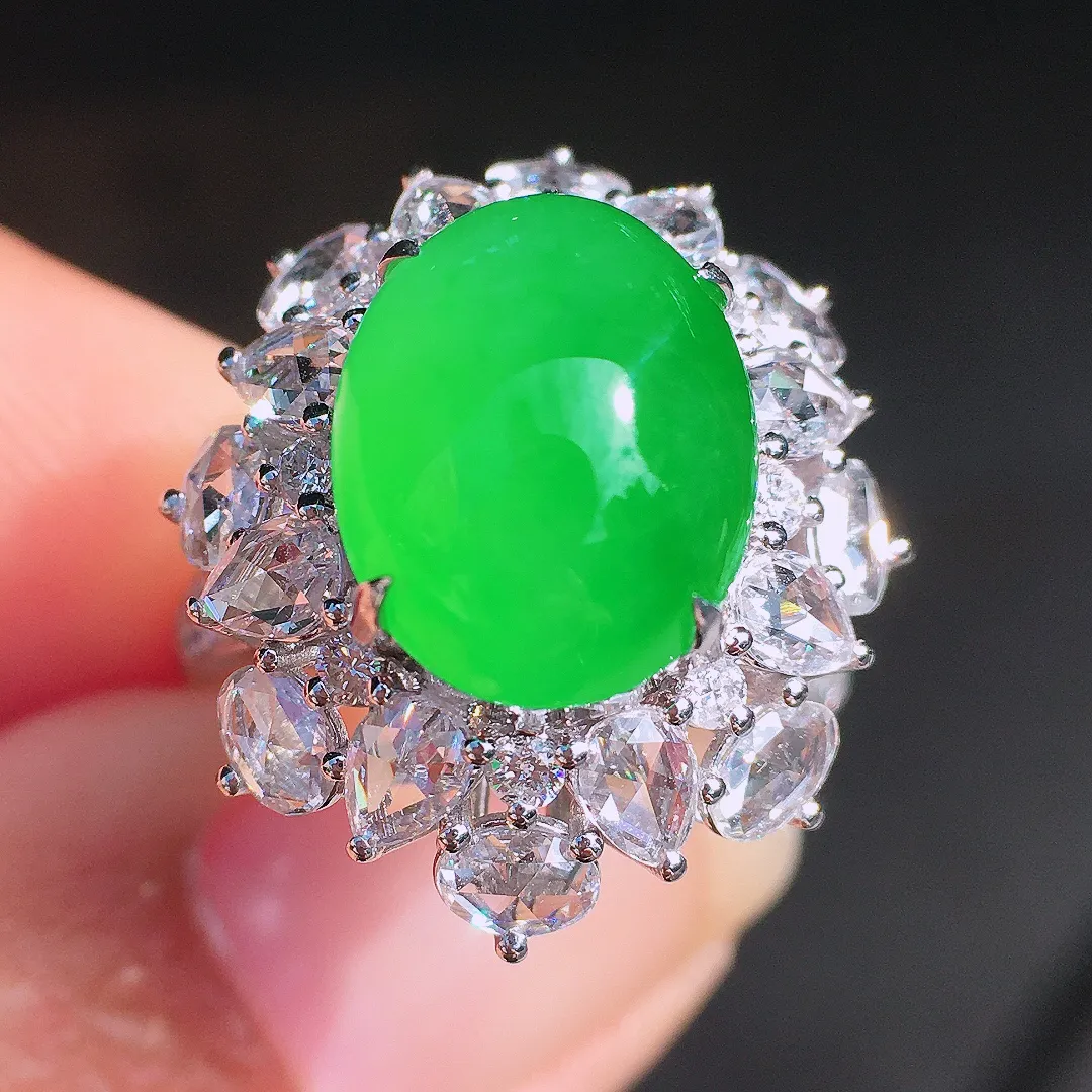 阳绿蛋面戒指，色泽均匀艳丽，玉质细腻，荧光感超
强，饱满圆润，尽显优雅气质，18k
金豪华镶嵌