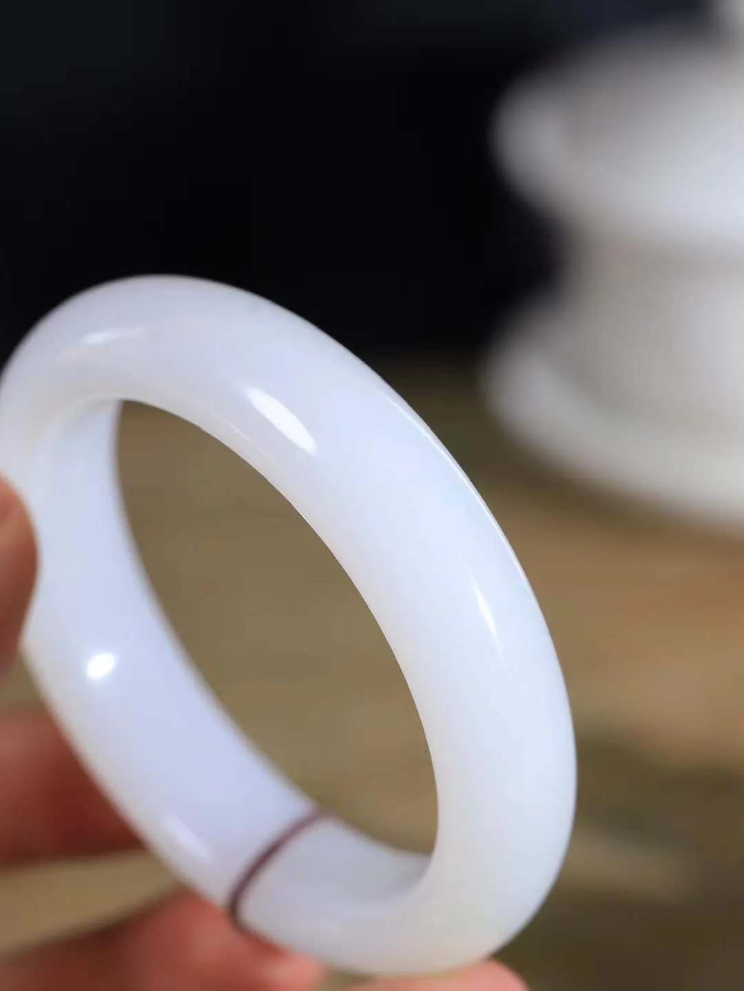 （一见钟情.手镯）

收藏级臻品️和田玉白玉手镯，玉质温和莹润，精光内蕴，手感舒适。整器简约，打磨光洁，让人爱不释手，料美艺精，萦绕于手，尽显高贵之姿。重71.4克 内径55.5mm尺寸15-9.7mm   FDA-101102173