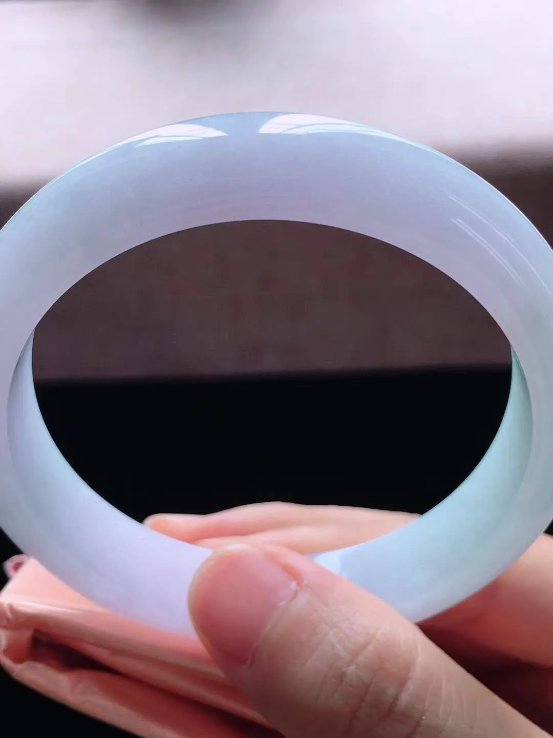 【翡翠名称】老种紫罗兰58正圈口翡翠手镯
【翡翠尺寸】58*13*8mm适合57-59正圈口佩戴
【翡翠描述】缅甸天然翡翠A货，种老水足，玉质细腻，色泽靓丽，性价比高，佩戴效果好！