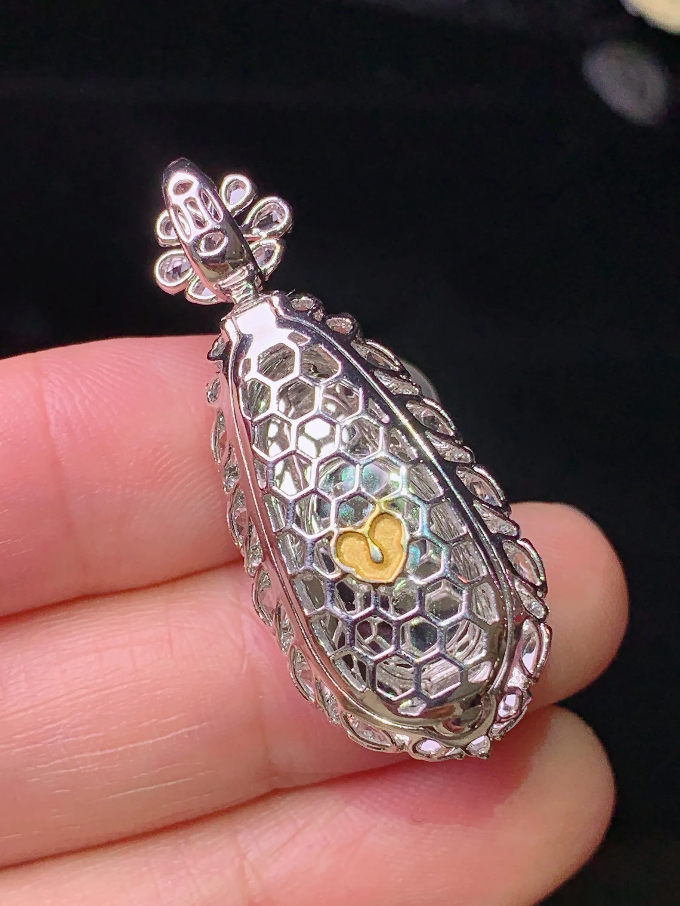 18k金钻镶嵌满绿四季豆吊坠 玉质细腻 色泽清新艳丽 整体尺寸37*15.2*12.3