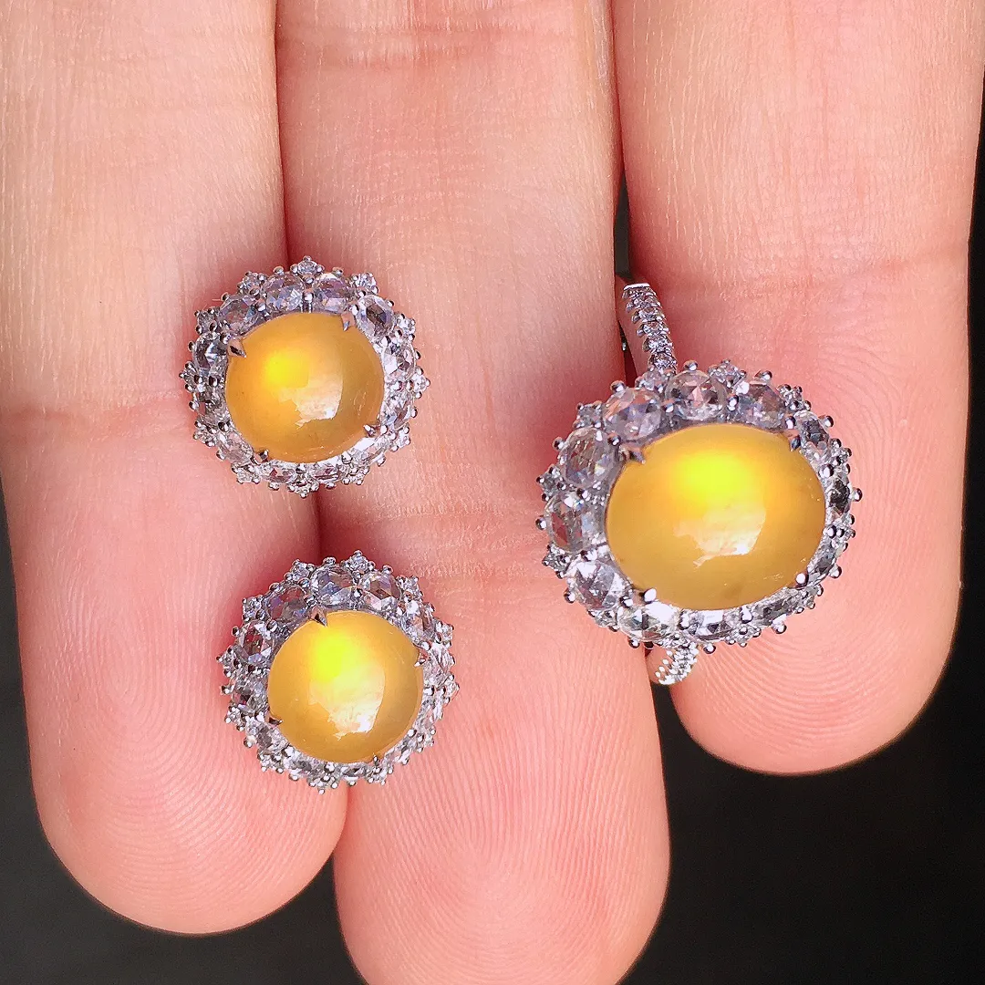 黄翡蛋面套装（戒指+耳钉），色泽均匀艳丽，玉质细腻，荧光感超
强，饱满圆润，尽显优雅气质，18k
金豪华镶嵌