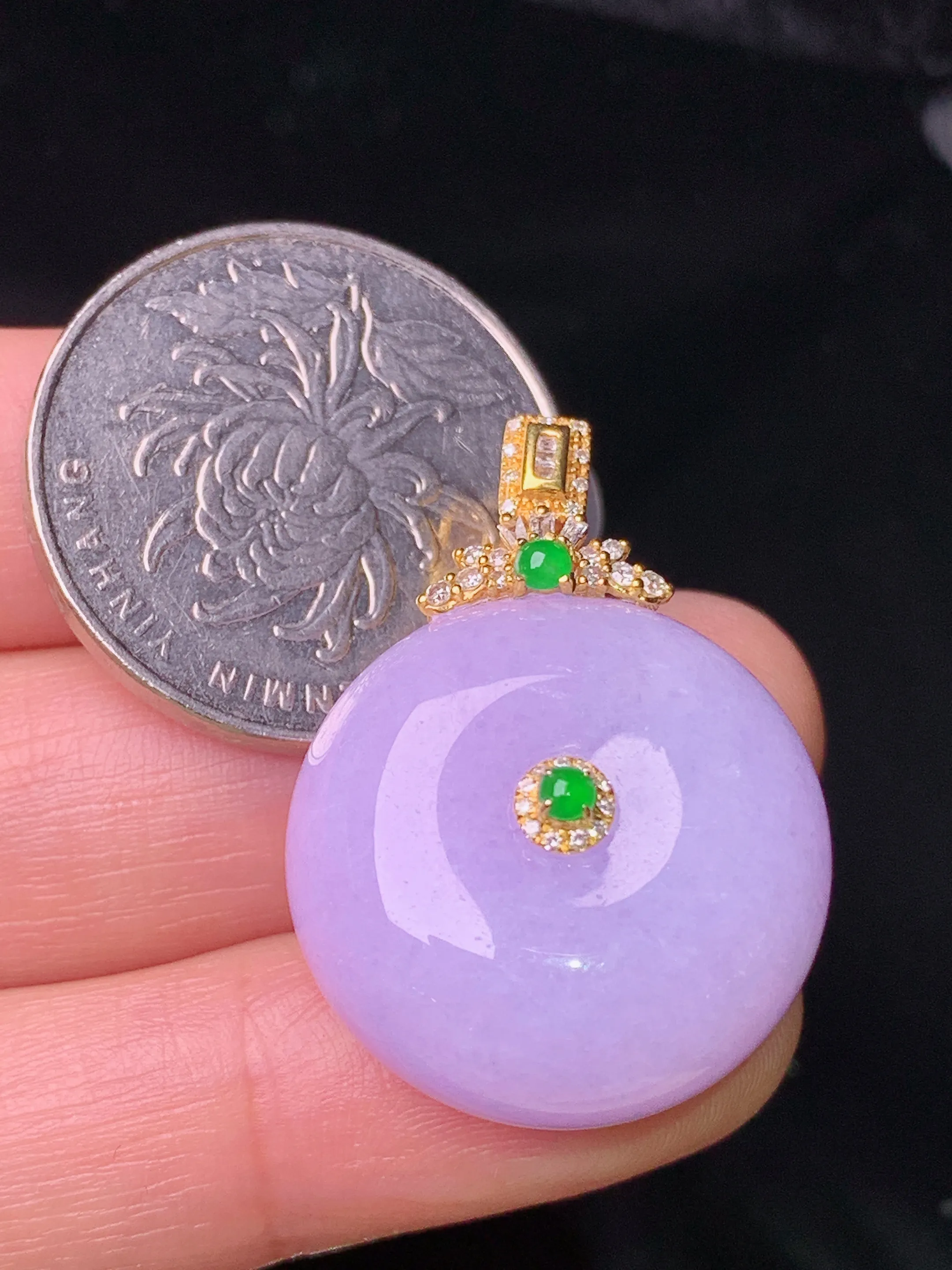 18k金钻镶嵌紫罗兰平安扣吊坠 玉质细腻 色泽清新艳丽 整体尺寸30.7*22*12.3