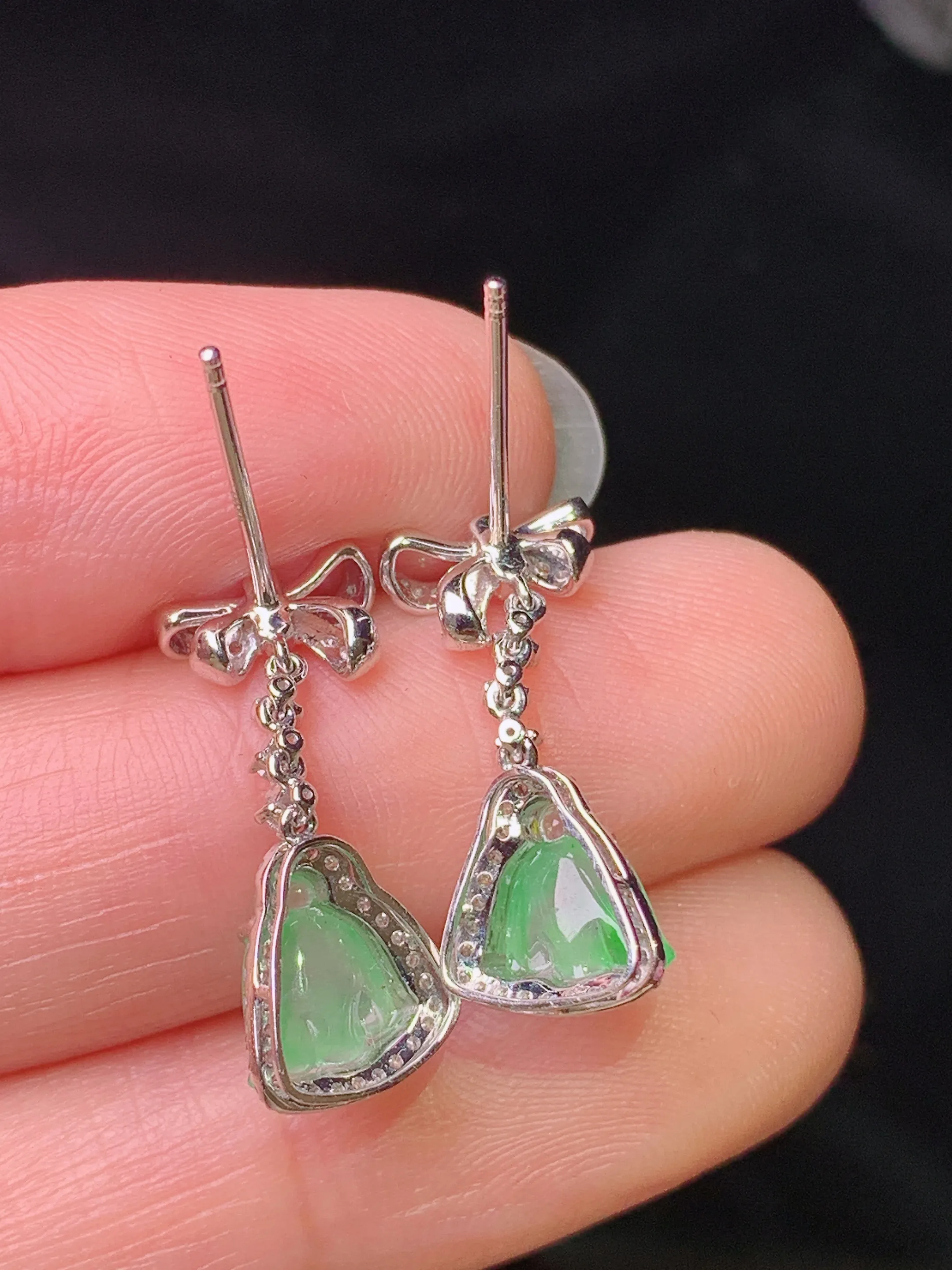 18k金钻镶嵌冰种飘绿莲蓬耳坠 玉质细腻 色泽清新艳丽 整体尺寸21.5*8.3*6.5