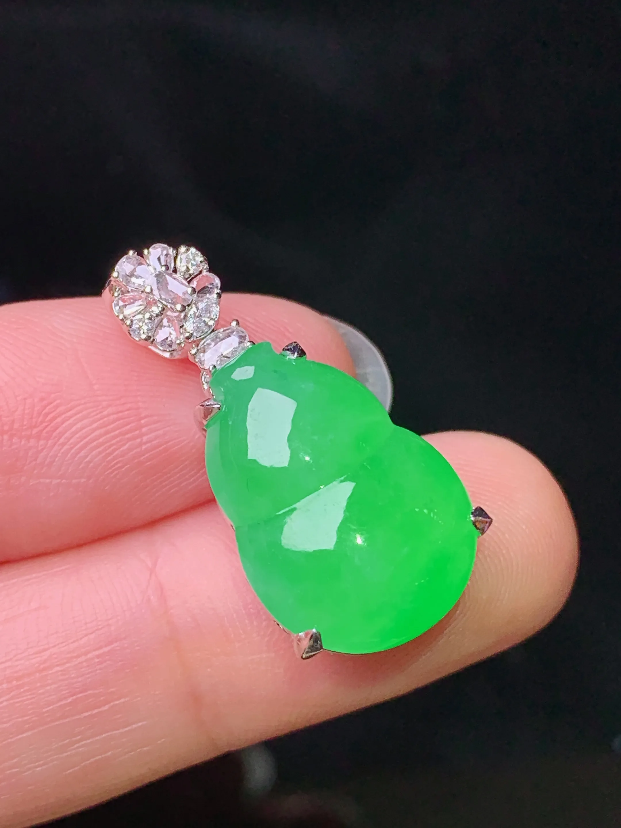 18k金钻镶嵌满绿葫芦耳坠吊坠两用款 玉质细腻 色泽清新艳丽 整体尺寸41.5*12.7*8.8