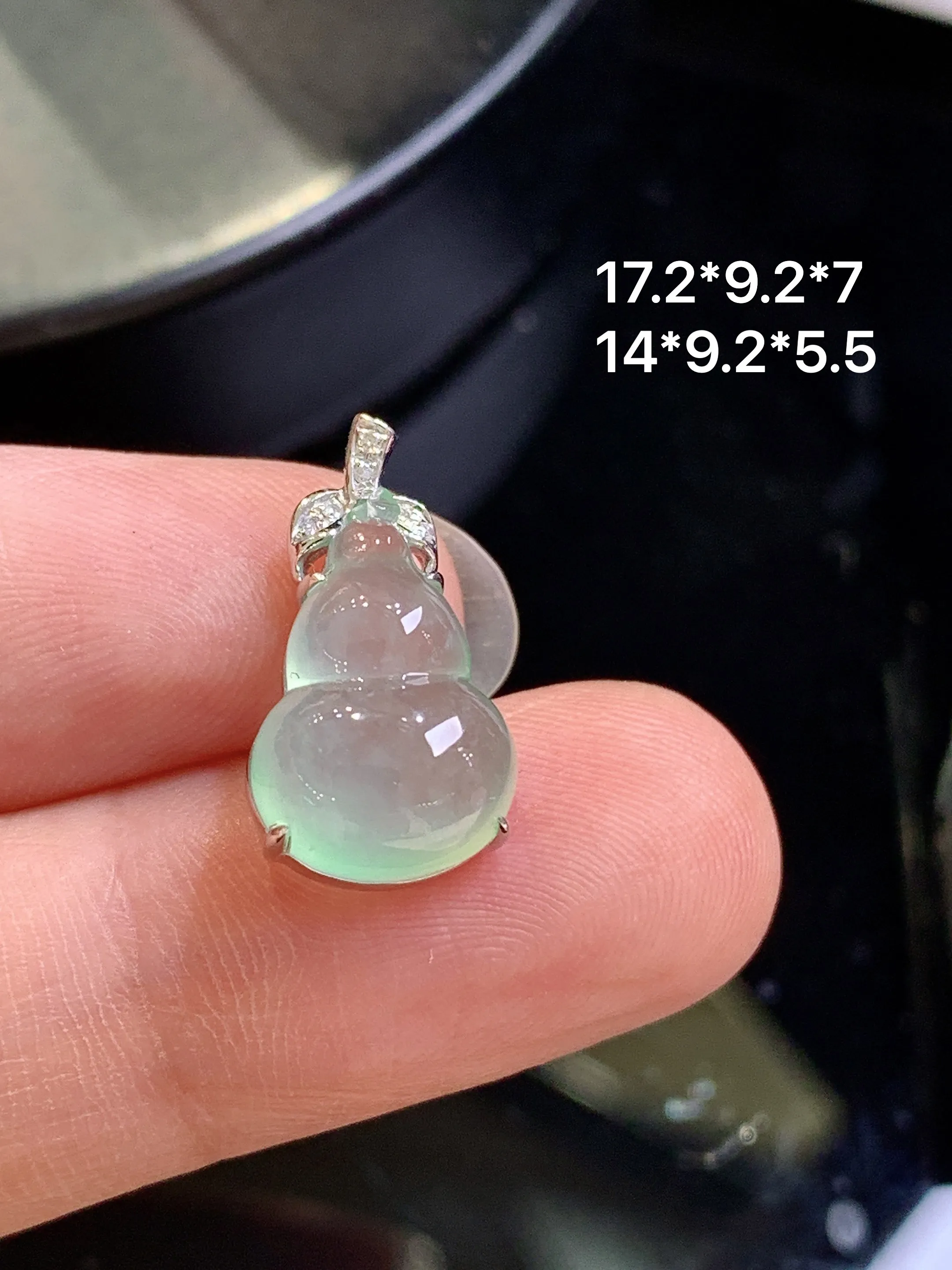 18k金钻镶嵌冰种吊坠 玉质细腻 色泽清新艳丽 整体尺寸17.2*9.2*7