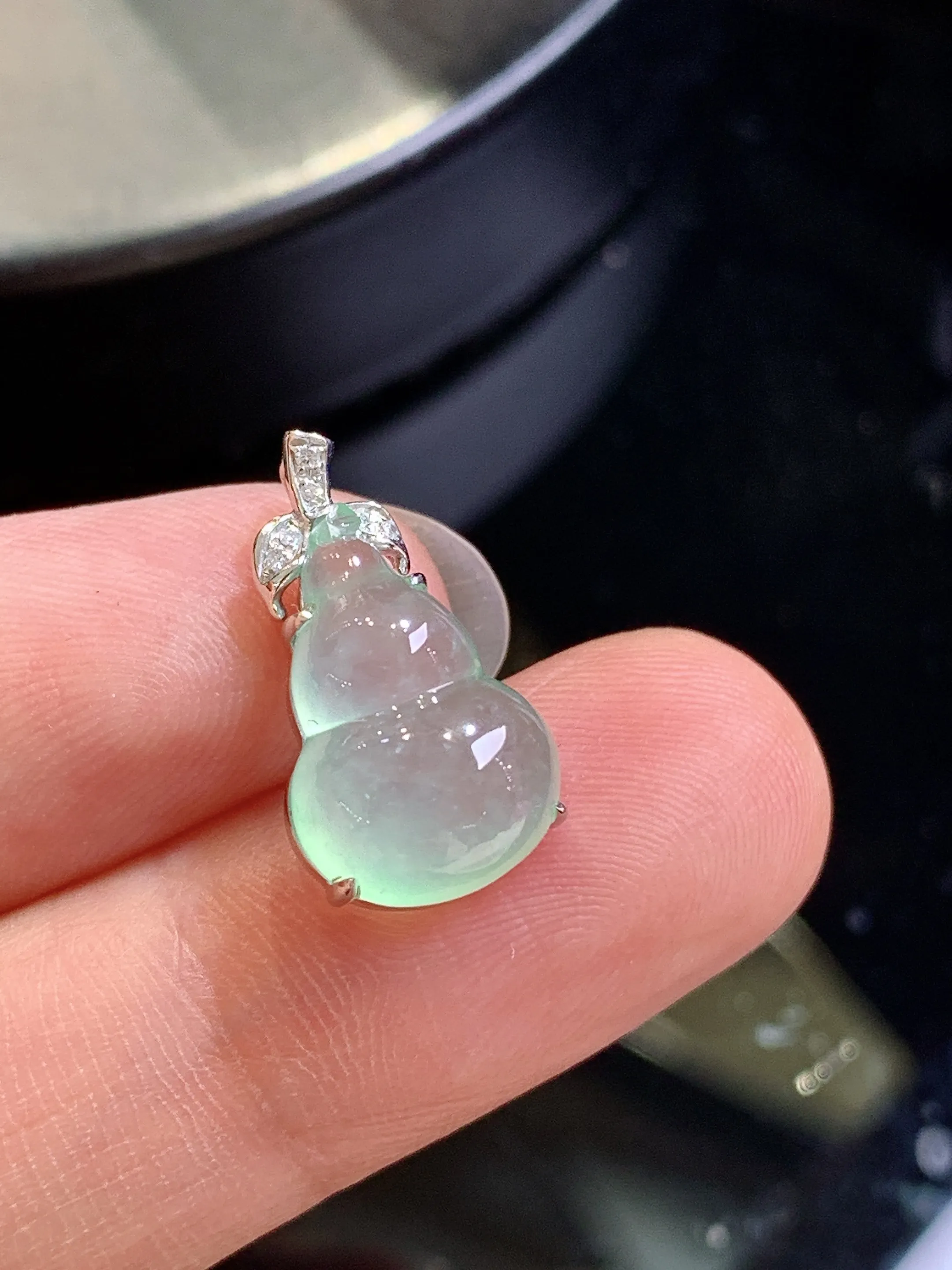 18k金钻镶嵌冰种吊坠 玉质细腻 色泽清新艳丽 整体尺寸17.2*9.2*7