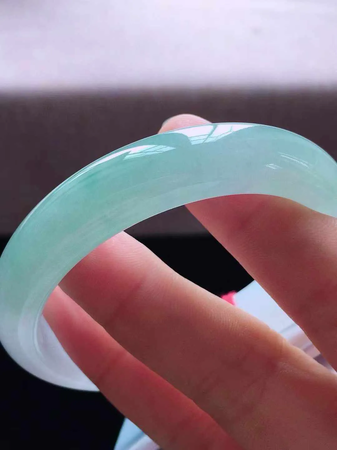 【翡翠名称】老种冰晴绿56.5贵妃圈口翡翠手镯
【翡翠尺寸】56.5*50*12.3*7.5mm适合53.5-55正圈口佩戴
【翡翠描述】缅甸天然翡翠A货，种老水足，玉质细腻，色泽靓丽，性价比高，佩戴效果好！