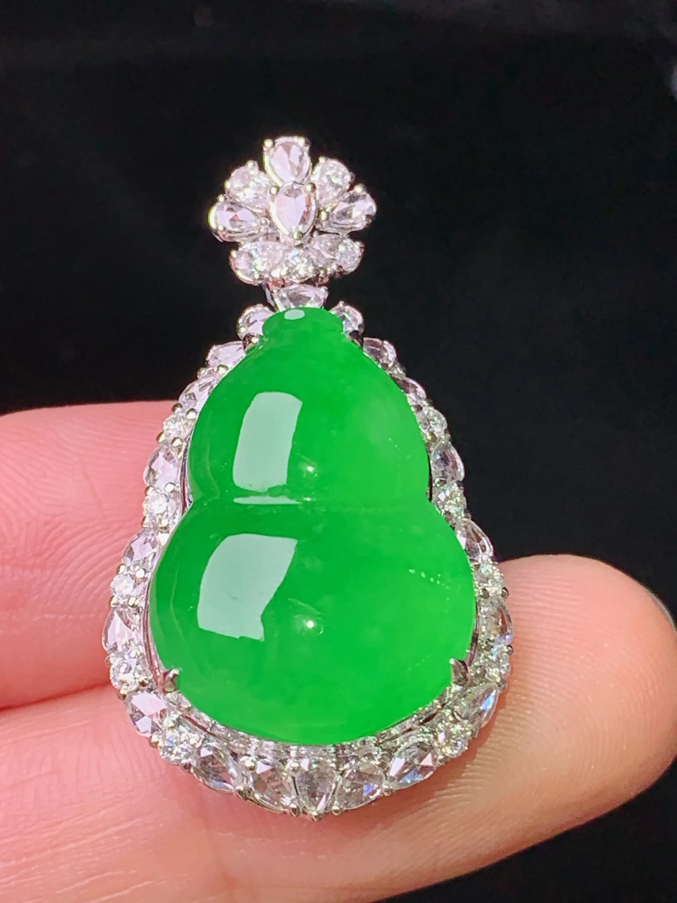 18k金钻镶嵌满绿葫芦吊坠 玉质细腻 色泽清新艳丽 整体尺寸34*18.8*12.5