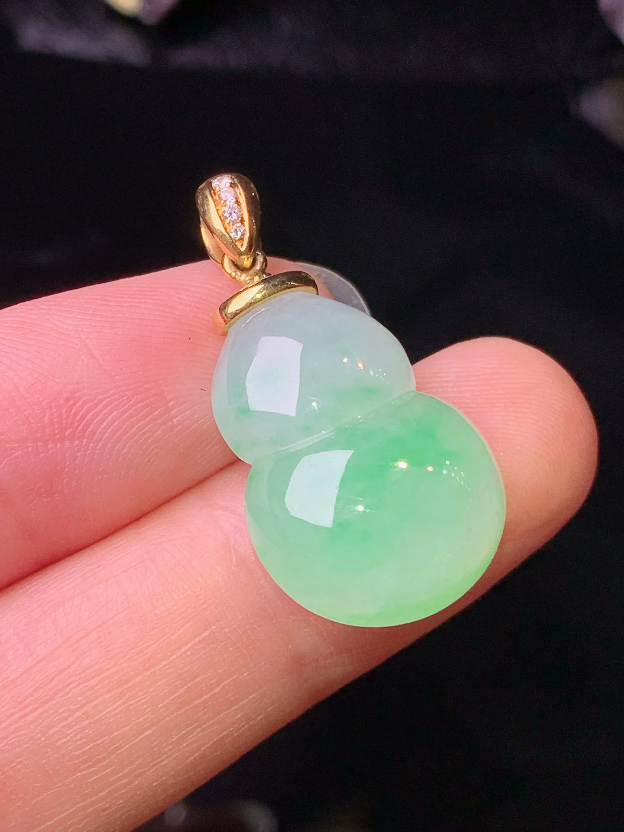 18k金钻镶嵌飘绿葫芦吊坠 玉质细腻 色泽清新艳丽 整体尺寸28*14.6*6