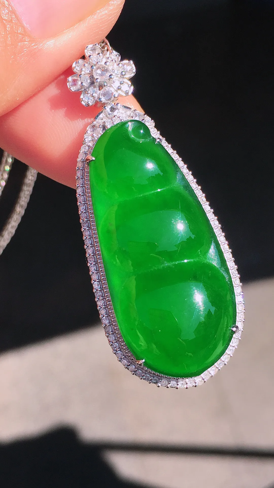 满绿福豆吊坠，色泽均匀浓郁，玉质细腻，荧光感超
强，饱满圆润，尽显优雅气质，18k
金豪华镶嵌