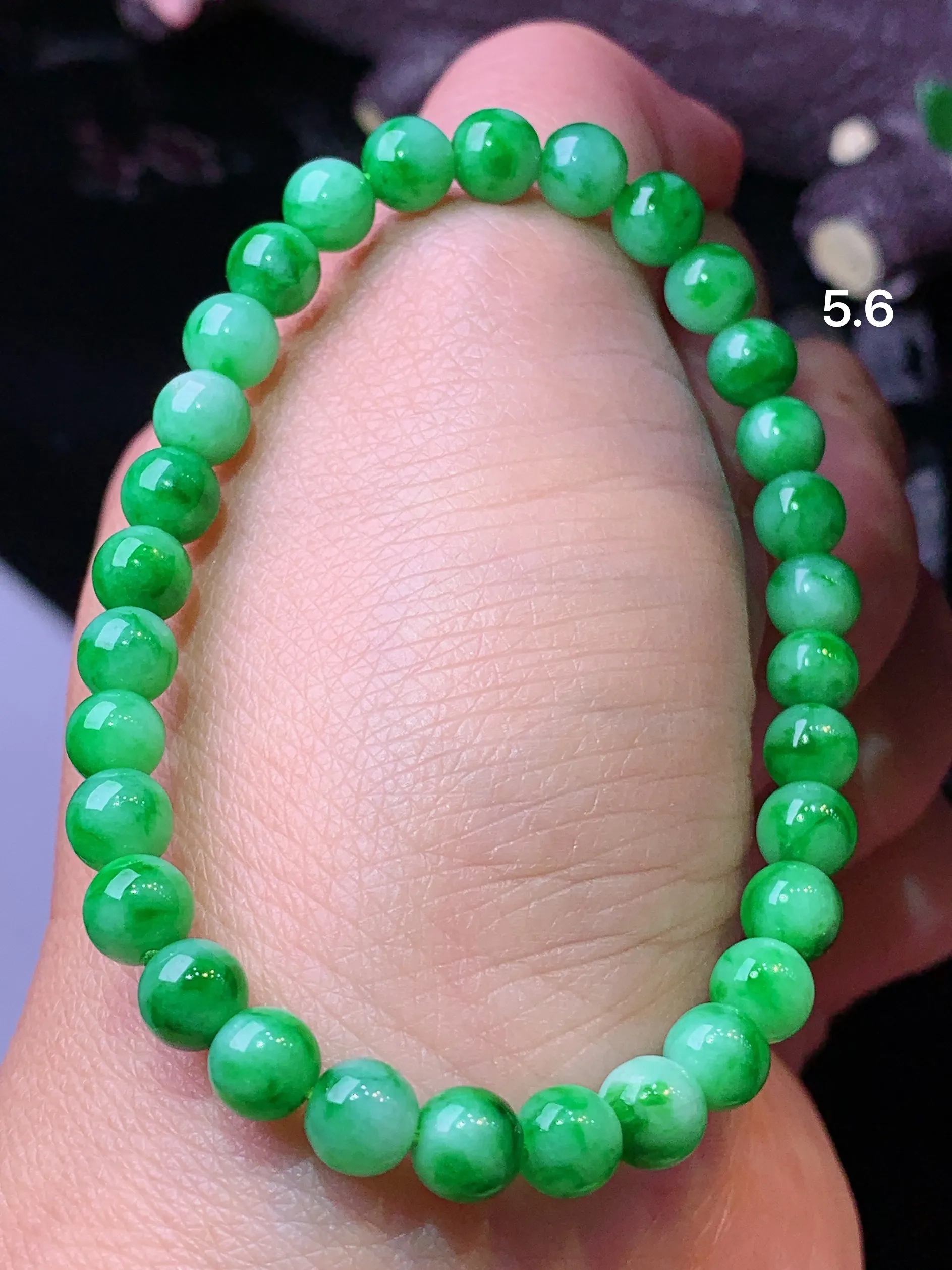 翠绿圆珠手链 玉质细腻 色泽清新 艳丽 整体尺寸5.6