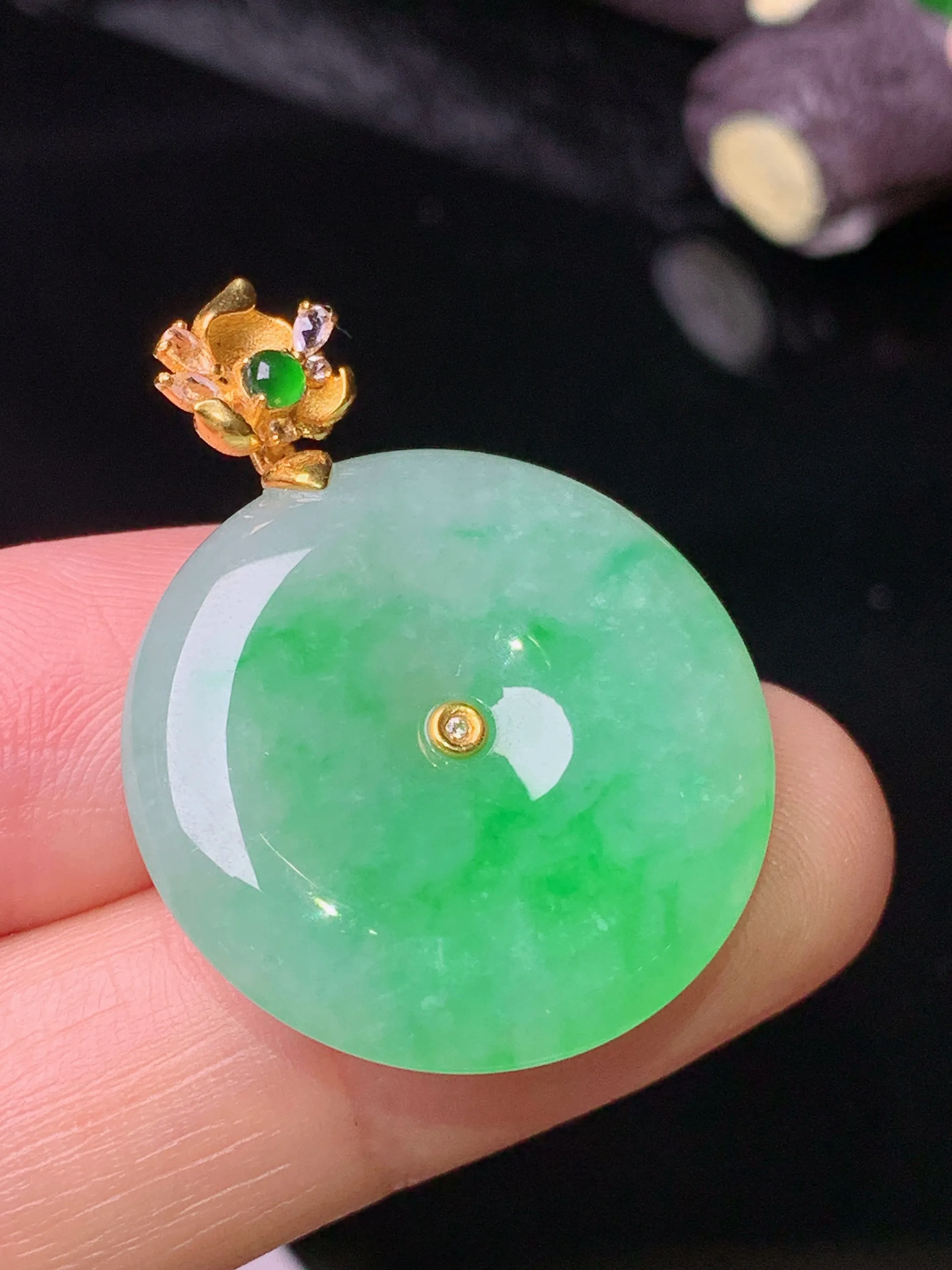 18k金钻镶嵌翠绿平安扣吊坠 玉质细腻 色泽清新艳丽 整体尺寸31.5*23.9*5.6