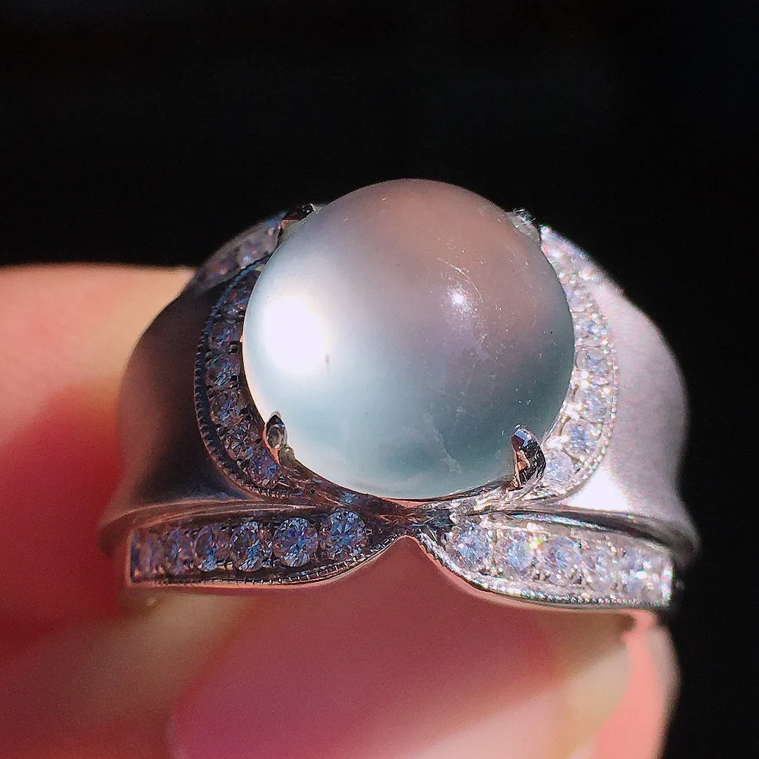 玻璃种蛋面戒指，玉质细腻，荧光感超
强，饱满圆润，尽显优雅气质，18k
金豪华镶嵌