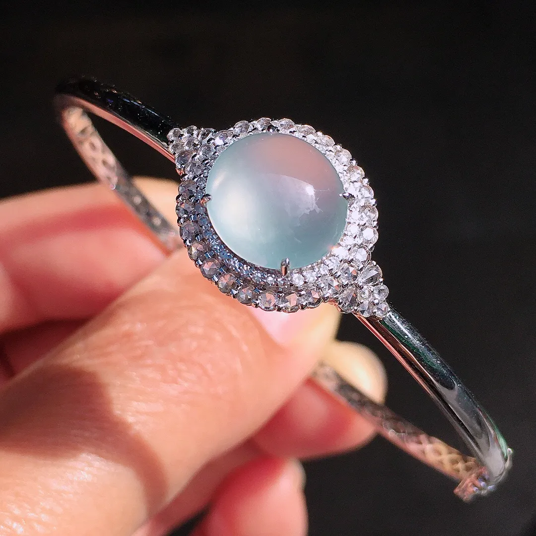 冰种蛋面手镯，玉质细腻，荧光感超
强，饱满圆润，尽显优雅气质，18k
金豪华镶嵌