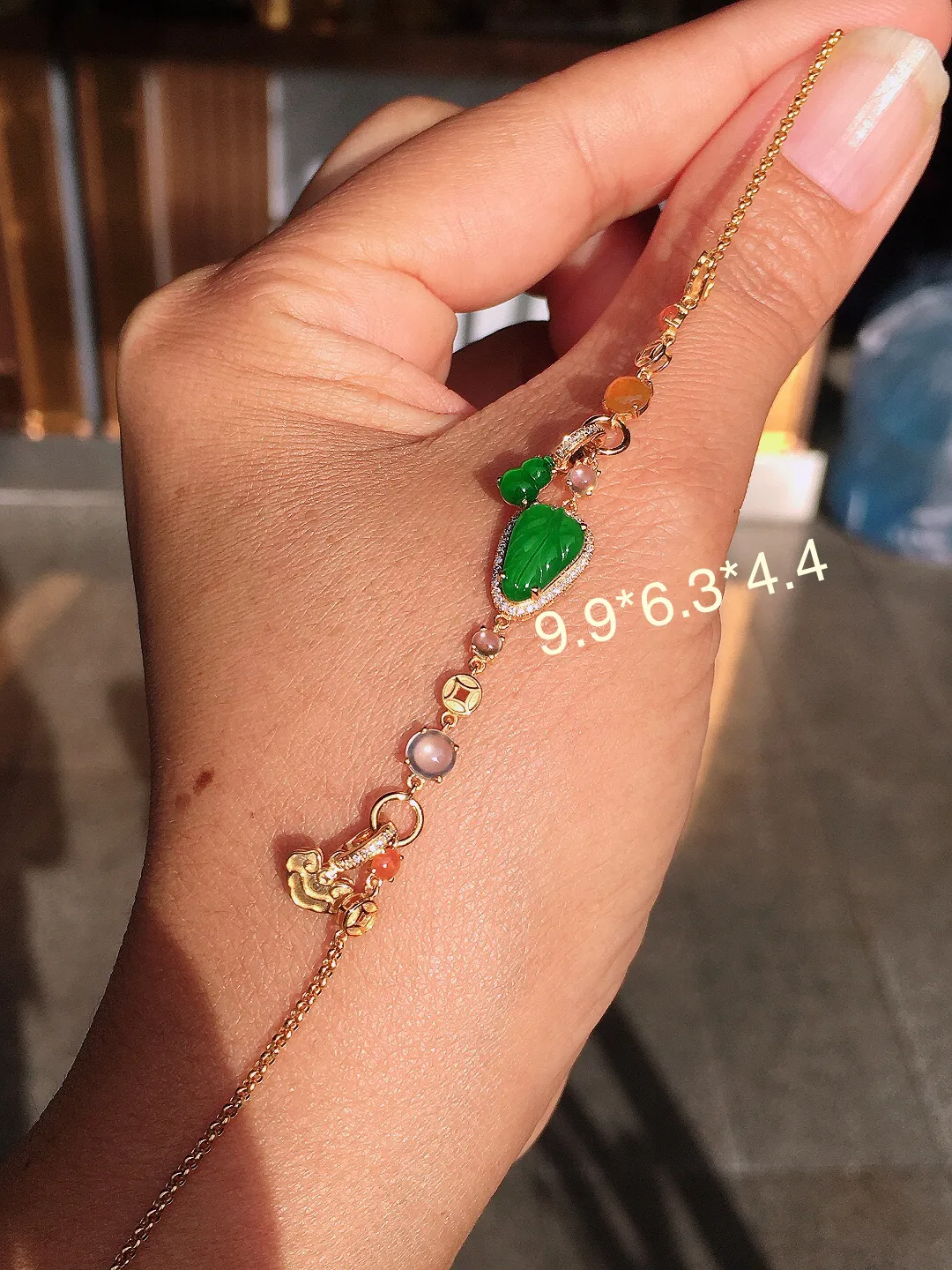 阳绿玉叶手链，色泽均匀艳丽，玉质细腻，荧光感超
强，饱满圆润，尽显优雅气质，18k
金豪华镶嵌