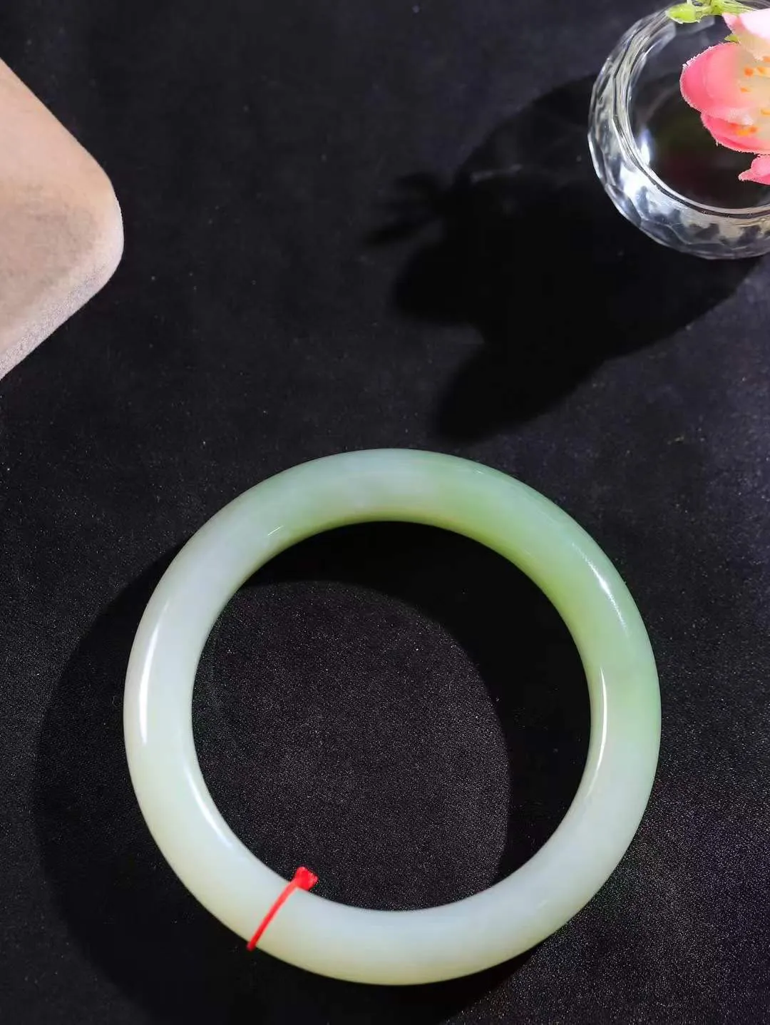 【翠色怡人.手镯】

精品和田玉翠青手镯，精品超级美镯，玉质细腻饱满，️温润脂香，仙雾缥缈，怡静如画，意蕴十足～，戴于腕间，神秘与高贵并存，给人以出尘的风雅，优美脱俗，气质非凡。重65克 内径57.5mm尺寸12.6-9.9mm191152100A