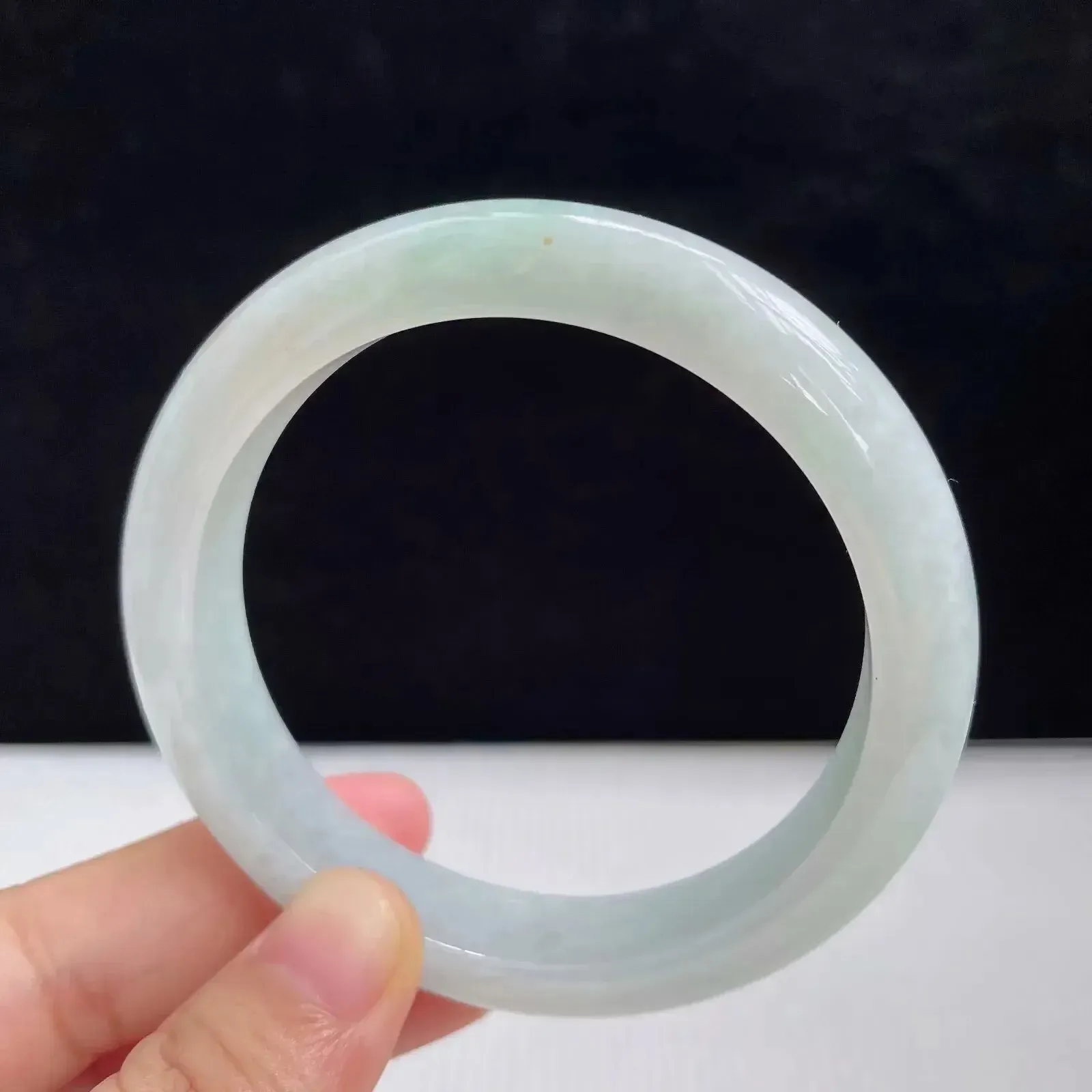 自然光拍摄天然翡翠A货淡绿好种水56.7mm正圈手镯53.62 克