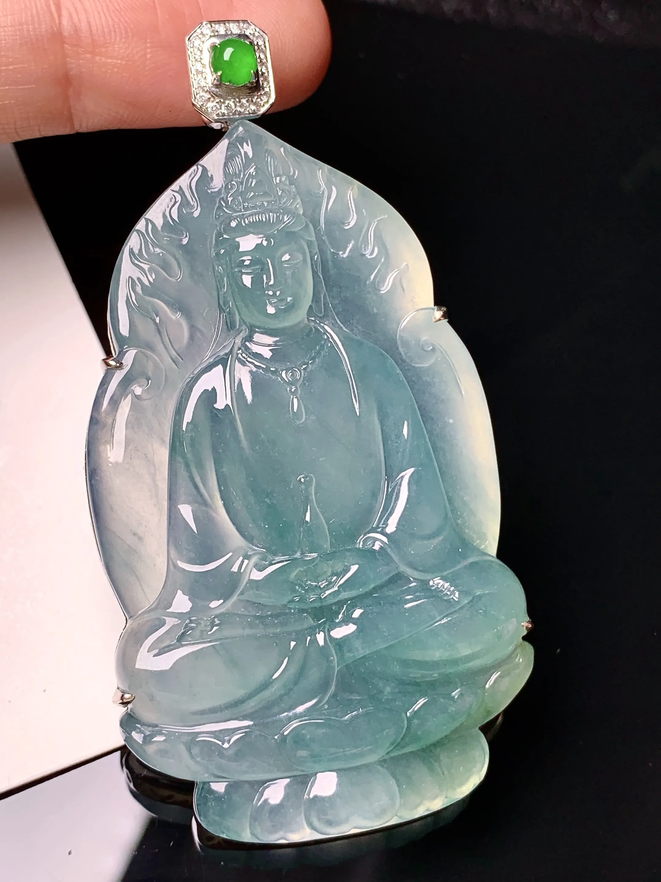 18k金钻镶嵌冰种观音吊坠 玉质细腻 色泽清新艳丽 整体尺寸66.6*34*7.7