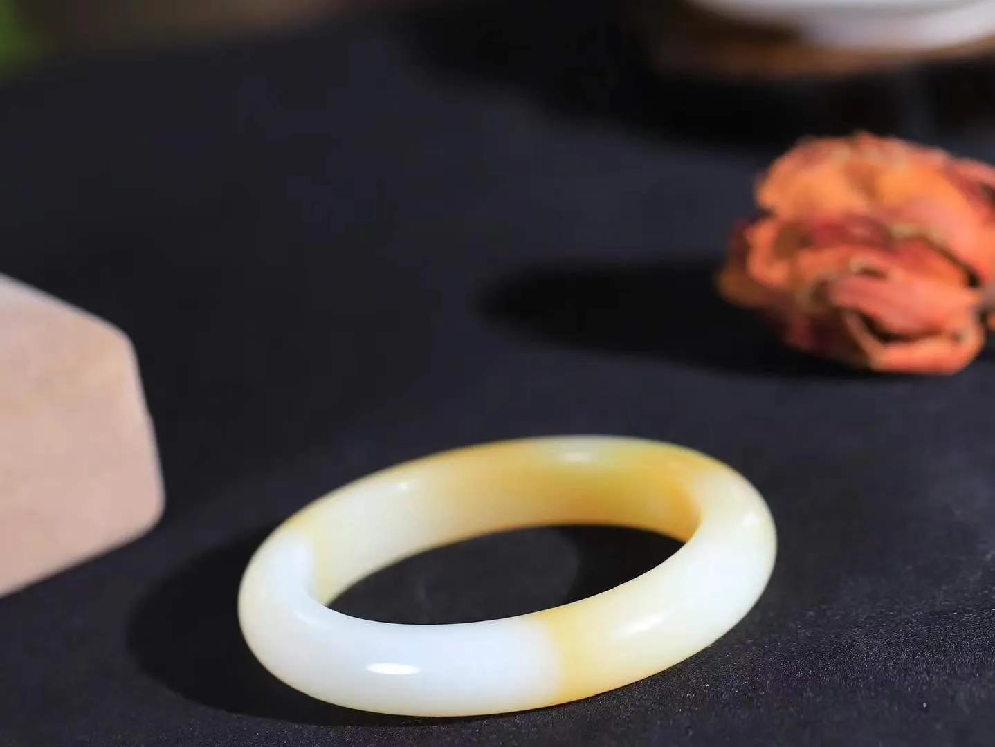 （温柔雅致.手镯）

精品️和田玉糖白玉手镯。镯型饱满，温润细腻，脂润沁香。️执一卷书，沏一