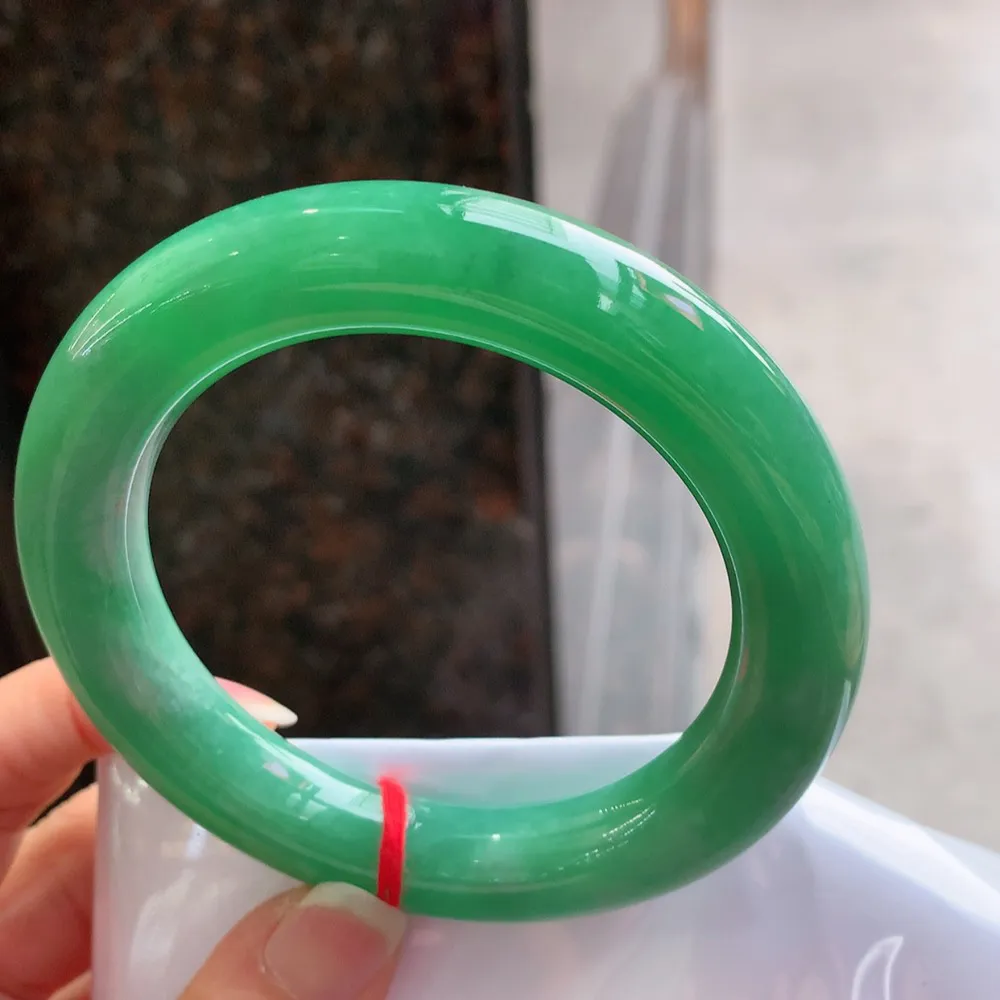 圆条满绿 无瑕 尺寸:58.7/12.1/12.3 满色