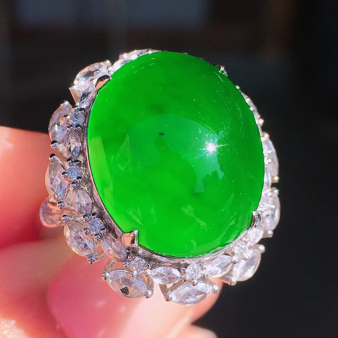 阳绿蛋面戒指，色泽均匀艳丽，玉质细腻，荧光感超
强，饱满圆润，尽显优雅气质，18k
金豪华镶嵌