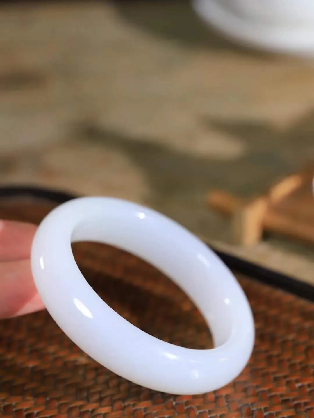 【花样年华·手镯】

收藏级臻品和田玉白玉手镯，质地油润细腻，色泽高贵典雅，镯型古朴典雅。在诗情画意的雨巷相遇，你是我腕间的一抹风情，有你眸有深情，清风荡漾湖间静水，我愿俯身低眉，在烟波涟漪处，寻你深情倩影。内径53.5mm尺寸15-8.9mm 重62.6克。fDL-361142188