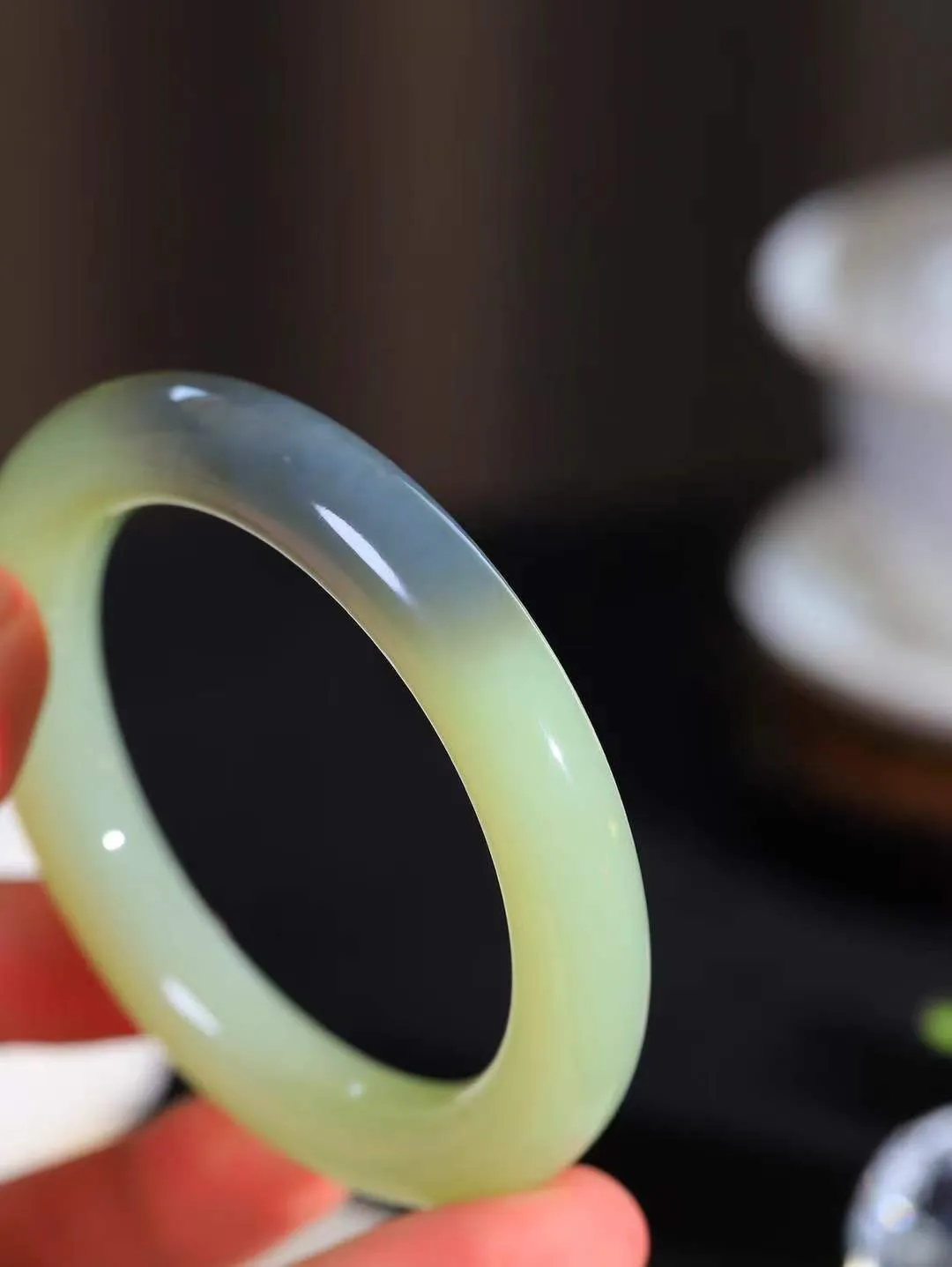 【情有独钟.手镯】

精品和田玉双色手镯 玉质温润细腻 油性十足 手感舒适，高华雅逸，线条流畅，简约大气，美自天成，素雅高贵。佩戴于腕间，婉约之美，举手投足间透出那低调奢华。重61.7克 内径57mm 尺寸11.6-10.6mm   FDL-791152151