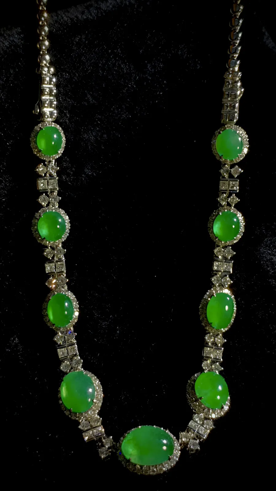 翡翠绿蛋面套装项链手链两用款，
18K金，南非钻，24.32g，手链总长约185mm，