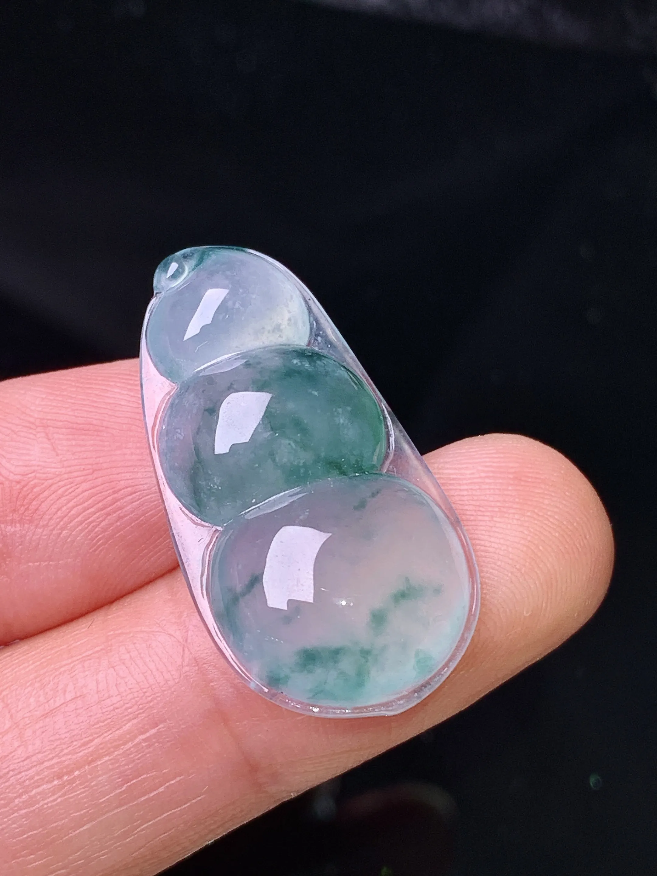 冰种飘花四季豆吊坠 玉质细腻 色泽清新艳丽 整体尺寸28.7*15*5.8