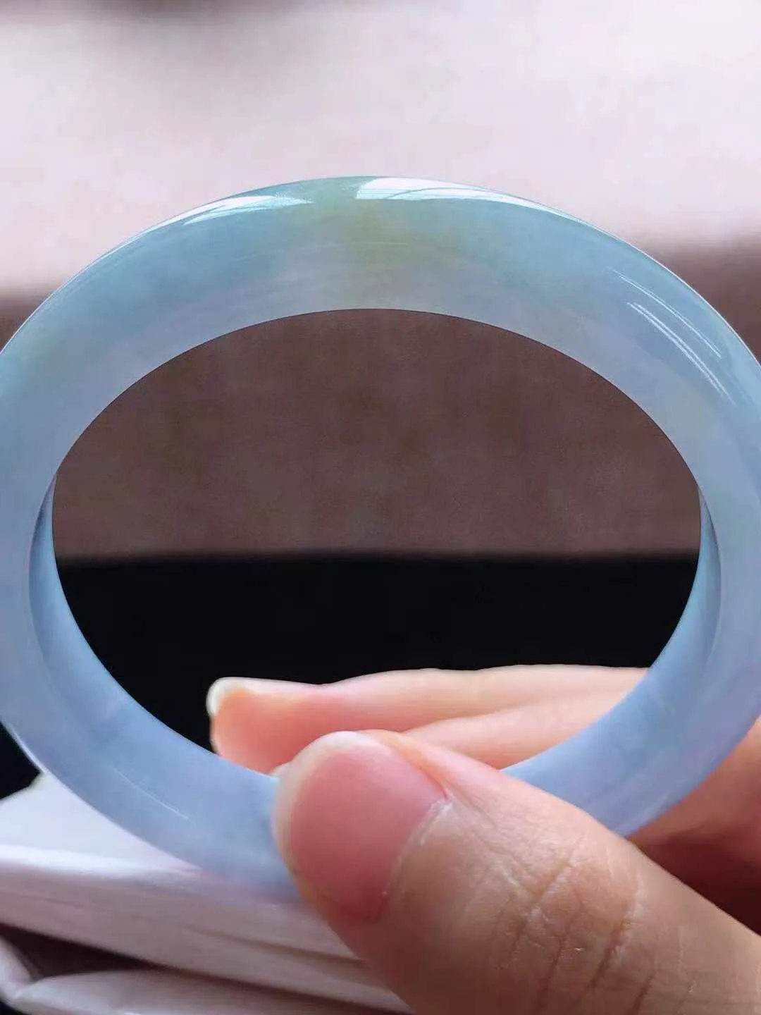 【翡翠名称】老种冰紫罗兰51.2正圈口翡翠手镯
【翡翠尺寸】51.2*8.8*7.2mm适合50-52.5正圈口佩戴
【翡翠描述】缅甸天然翡翠A货，种老水足，玉质细腻，色泽靓丽，性价比高，佩戴效果好！