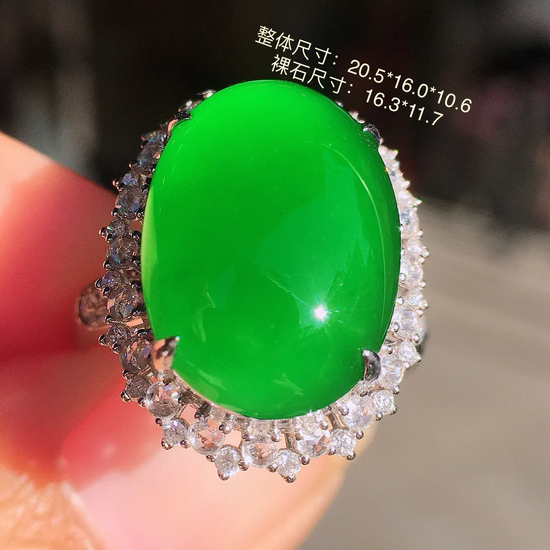 阳绿蛋面戒指，色泽均匀艳丽，玉质细腻，荧光感超
强，饱满圆润，尽显优雅气质，18k
金豪华镶嵌