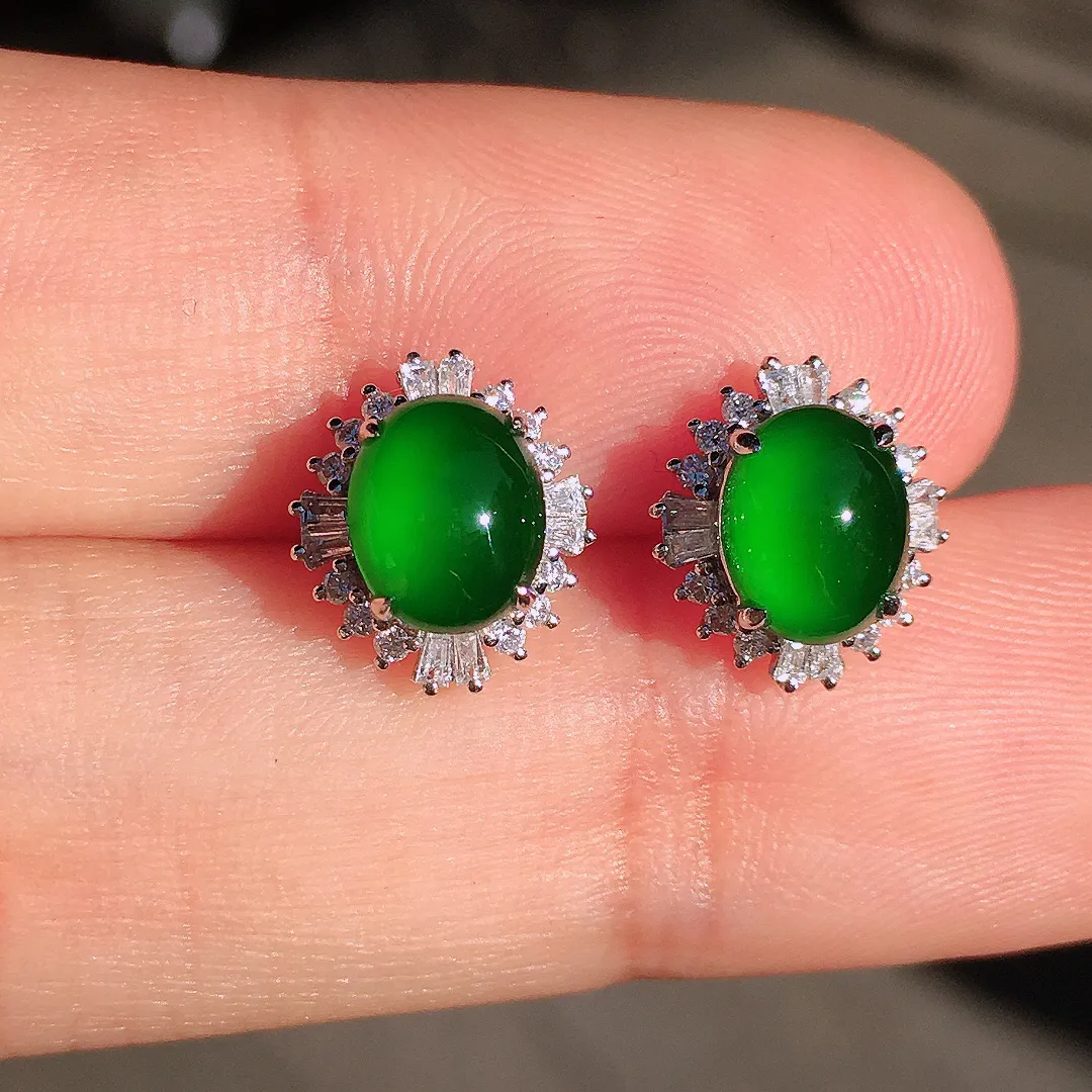 满绿蛋面耳钉，色泽均匀浓郁，玉质细腻，荧光感超
强，饱满圆润，尽显优雅气质，18k
金豪华镶嵌
