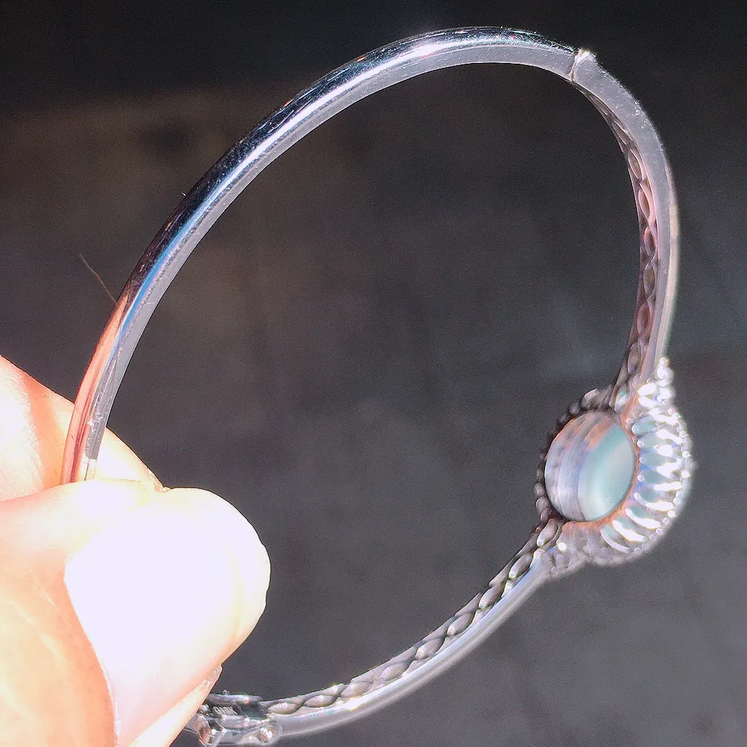 冰种蛋面手镯，玉质细腻，荧光感超
强，饱满圆润，尽显优雅气质，18k
金豪华镶嵌