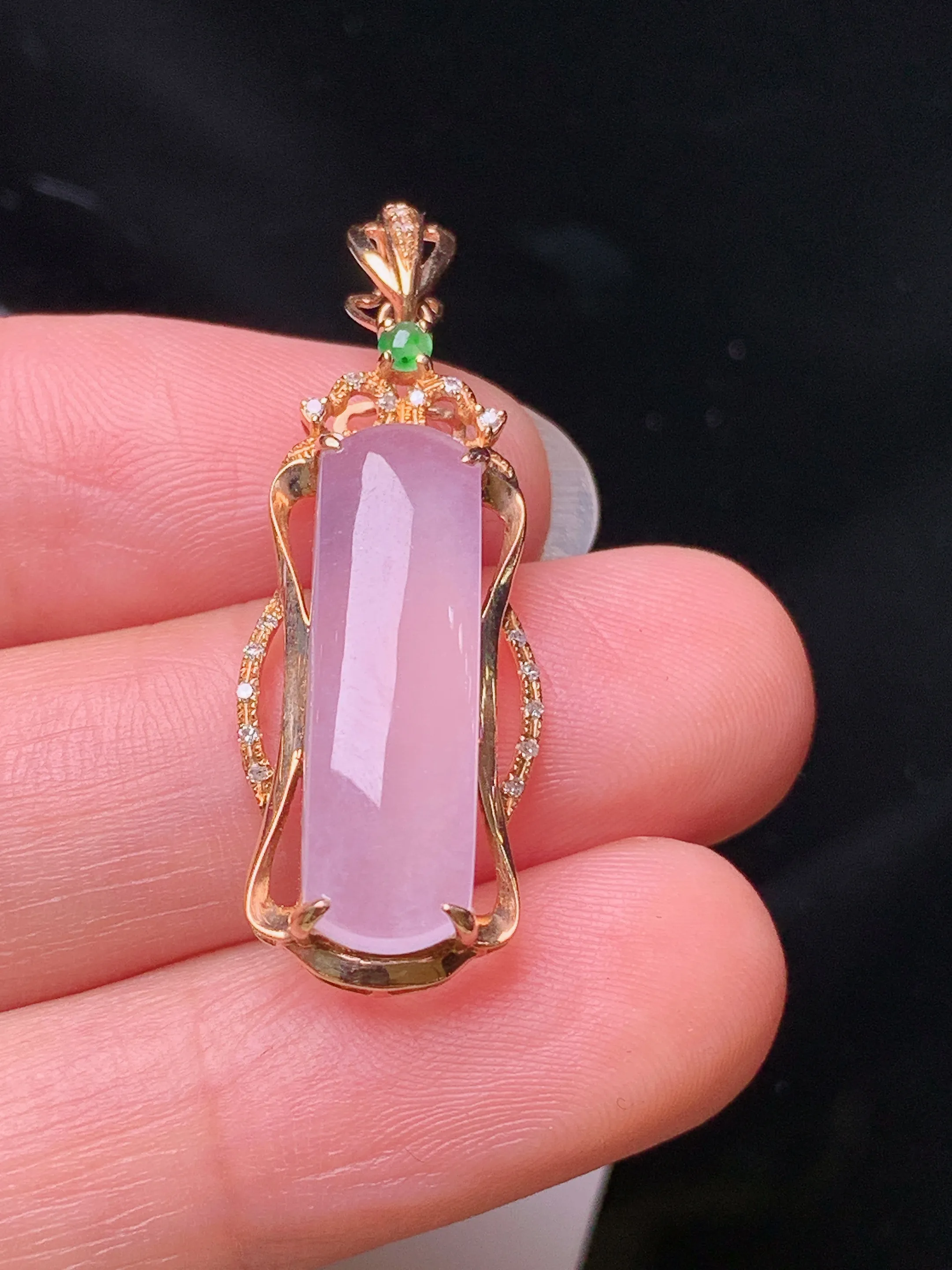 18k金钻镶嵌淡粉无事牌吊坠 玉质细腻 色泽清新艳丽 整体尺寸33.5*12*6.8