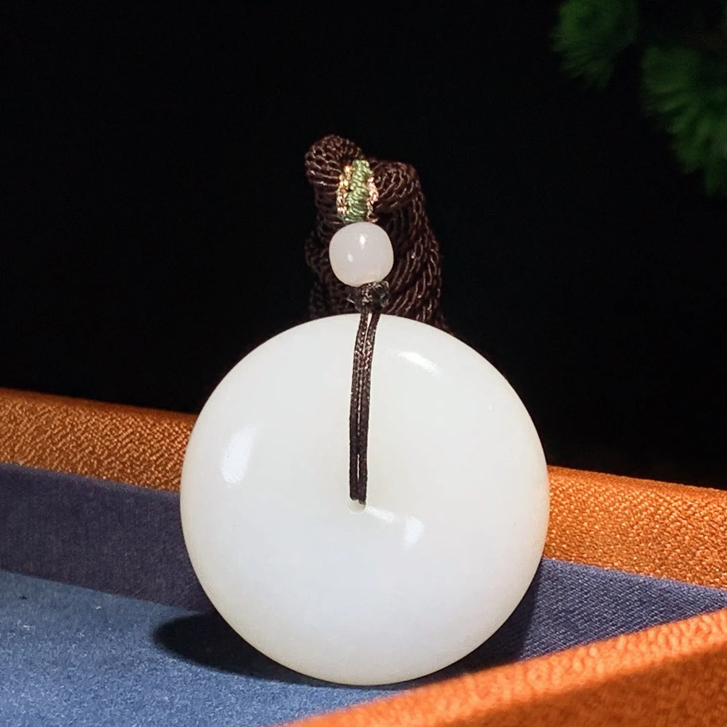 和田玉羊脂白平安扣挂件。尺寸35/13重35.4克。白度一级。玉质细腻油润！手推出油。佩戴高端典雅。