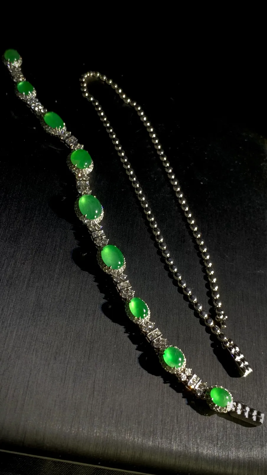 翡翠绿蛋面套装项链手链两用款，
18K金，南非钻，24.32g，手链总长约185mm，