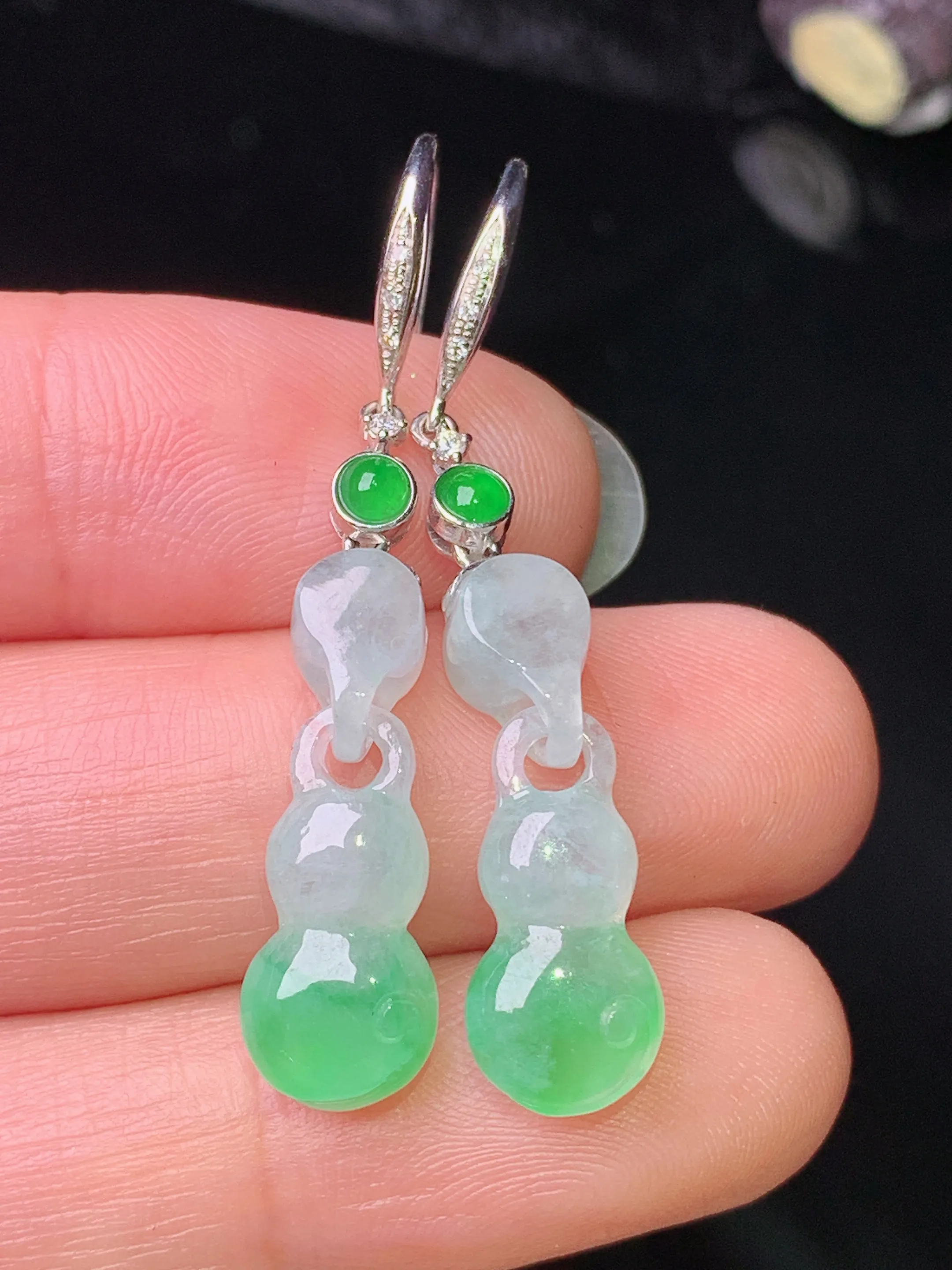 18k金钻镶嵌葫芦耳坠 玉质细腻 色泽清新艳丽 整体尺寸39.2*7.5*5