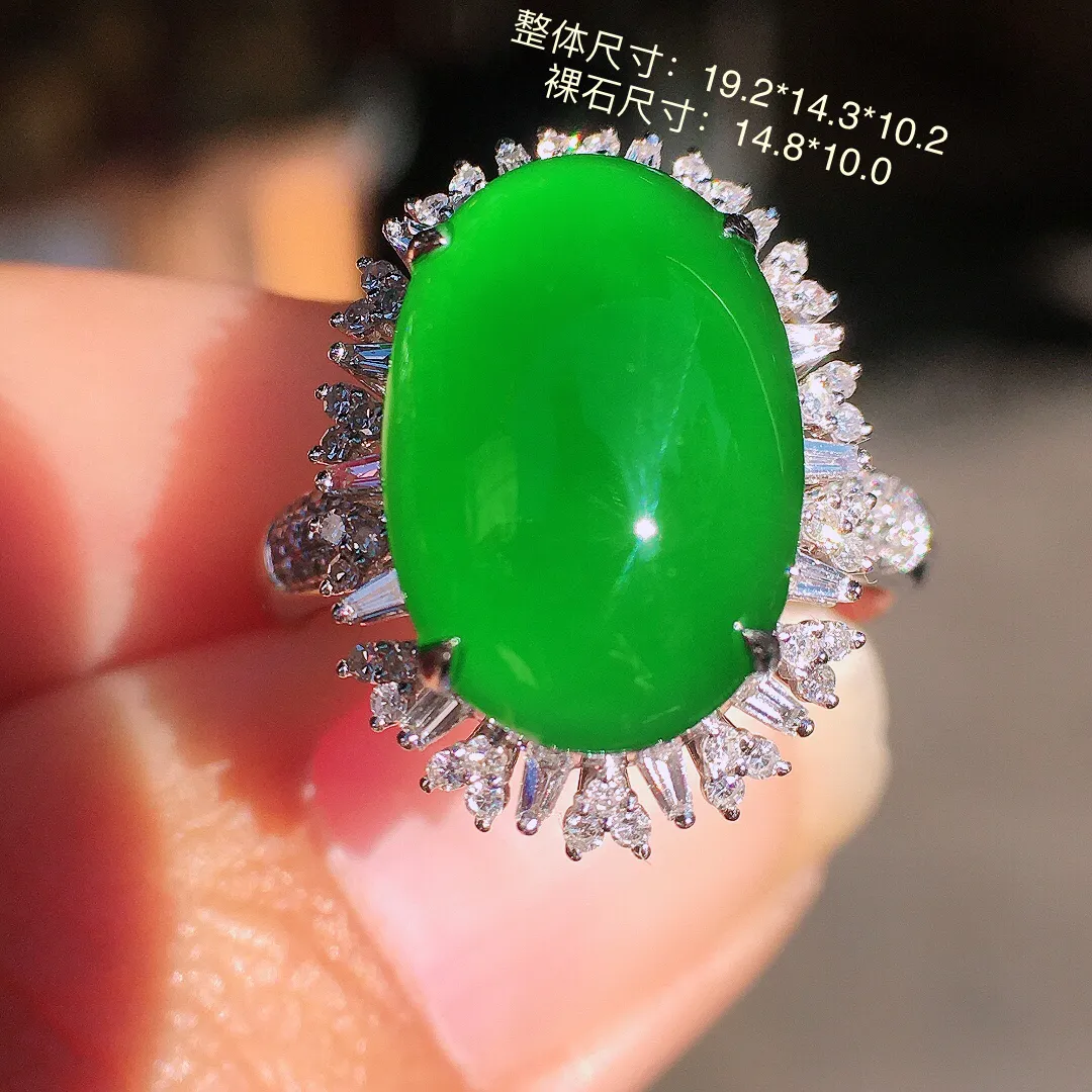 阳绿蛋面戒指，色泽均匀艳丽，玉质细腻，荧光感超
强，饱满圆润，尽显优雅气质，18k
金豪华镶嵌