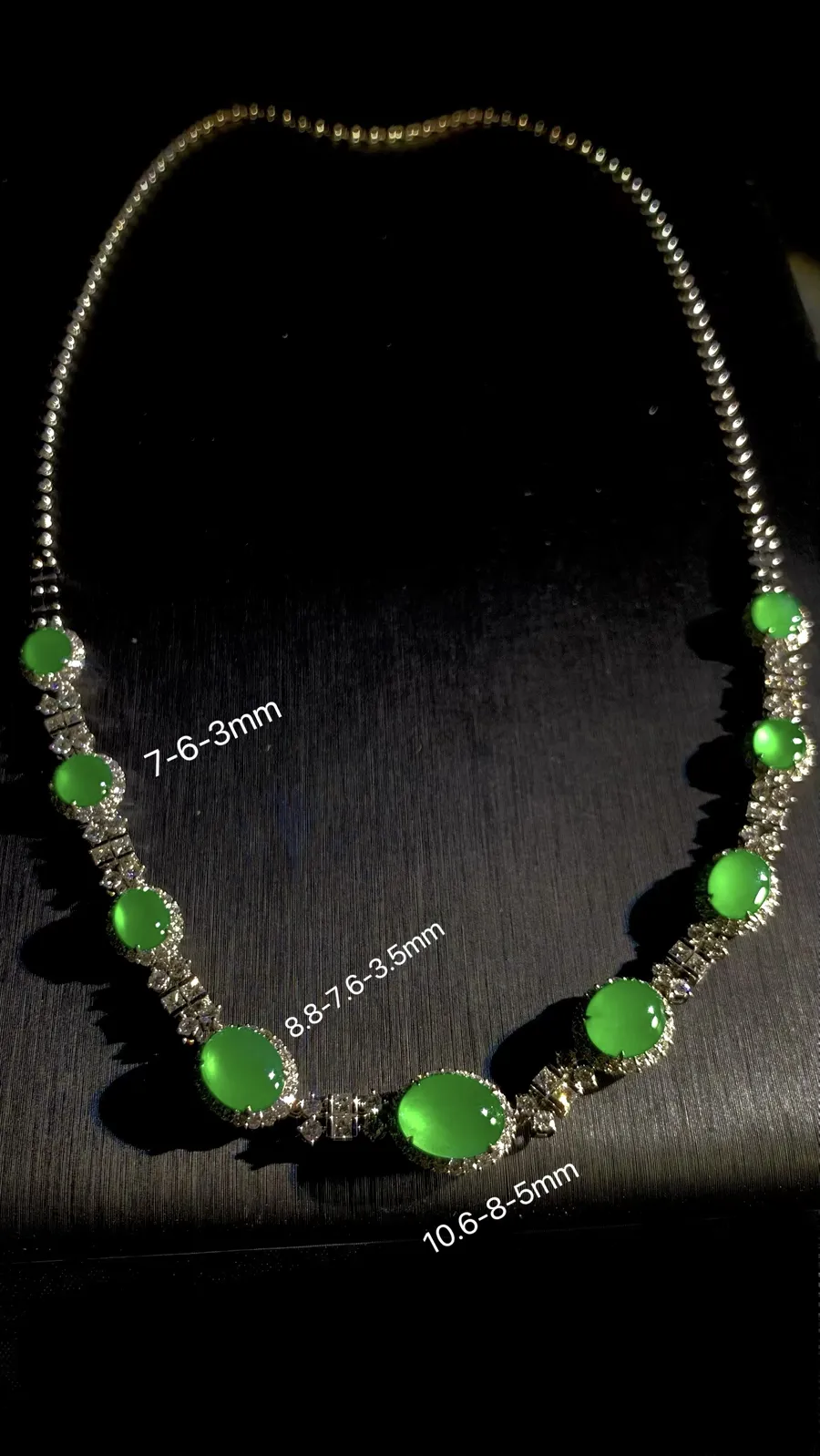 翡翠绿蛋面套装项链手链两用款，
18K金，南非钻，24.32g，手链总长约185mm，