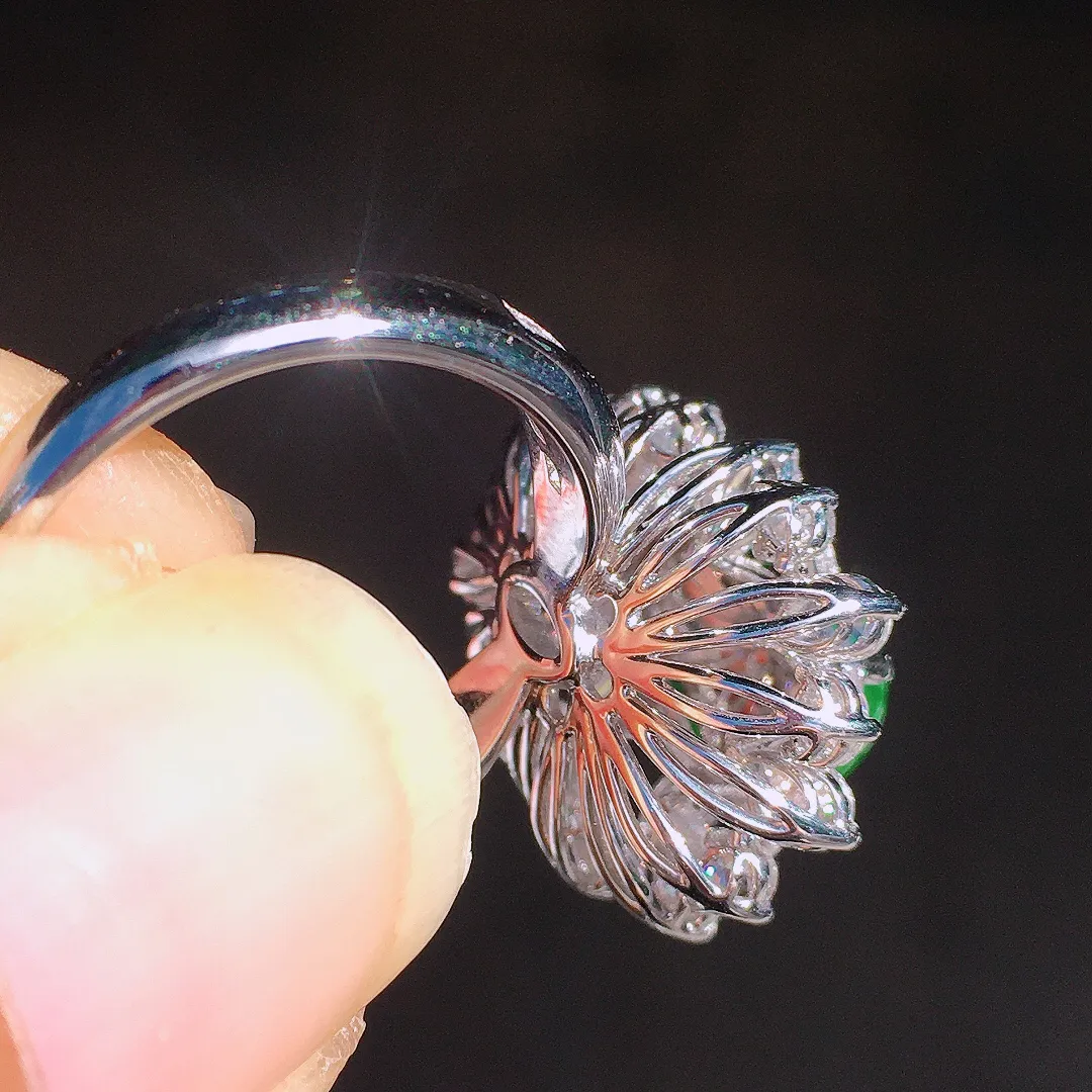 阳绿葫芦戒指，色泽均匀艳丽，玉质细腻，荧光感超
强，饱满圆润，尽显优雅气质，18k
金豪华镶嵌