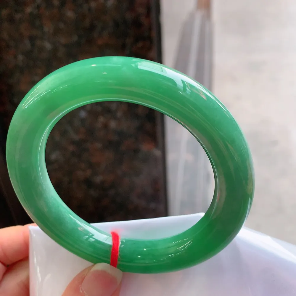 圆条满绿 无瑕 尺寸:58.7/12.1/12.3 满色