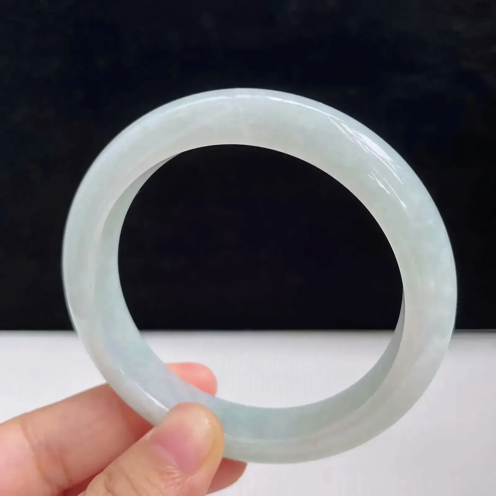 自然光拍摄天然翡翠A货淡绿好种水56.7mm正圈手镯53.62 克