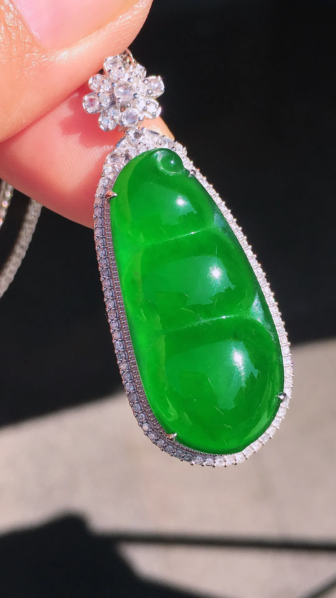 满绿福豆吊坠，色泽均匀浓郁，玉质细腻，荧光感超
强，饱满圆润，尽显优雅气质，18k
金豪华镶嵌