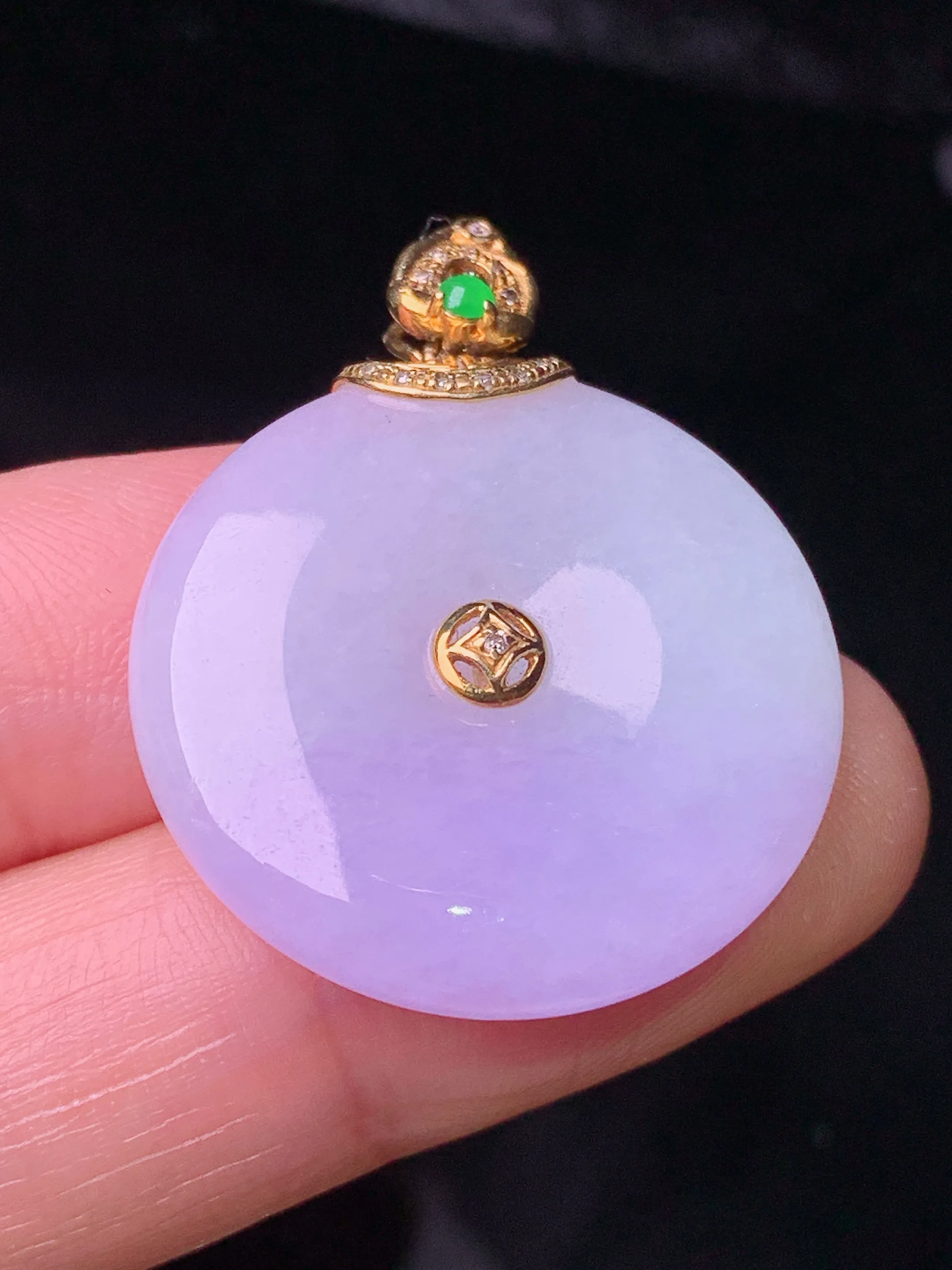 18k金钻镶嵌紫罗兰平安扣吊坠 玉质细腻 色泽清新艳丽 整体尺寸31.8*25*5.6