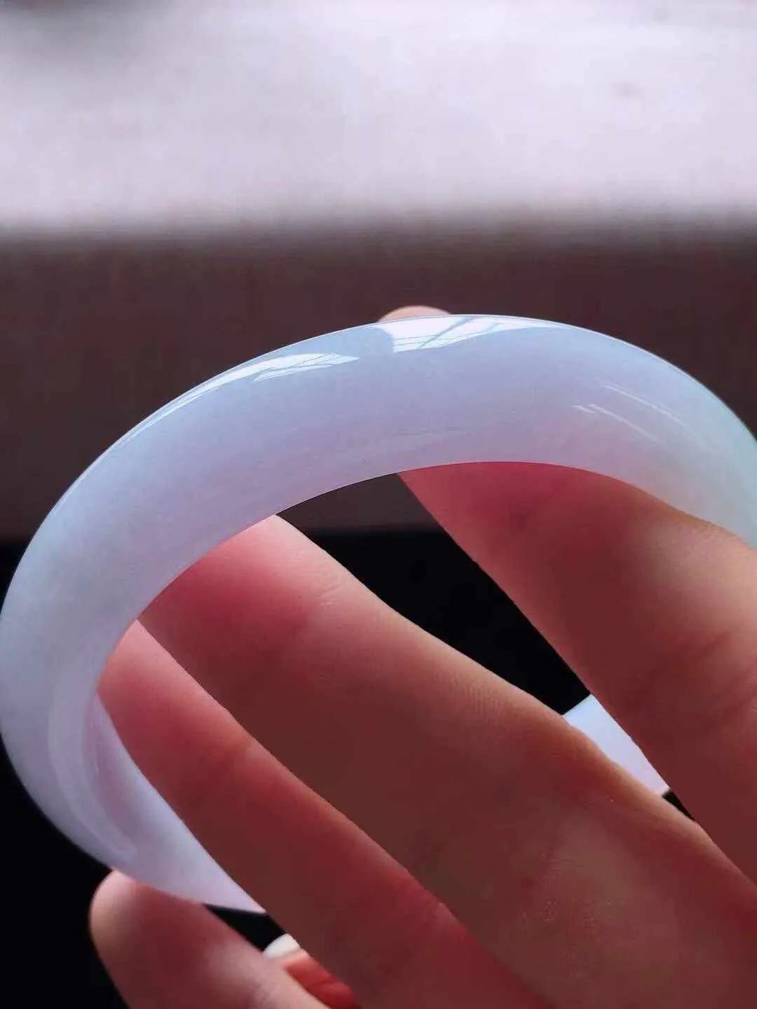 【翡翠名称】老种紫罗兰58正圈口翡翠手镯
【翡翠尺寸】58*13*8mm适合57-59正圈口佩戴
【翡翠描述】缅甸天然翡翠A货，种老水足，玉质细腻，色泽靓丽，性价比高，佩戴效果好！